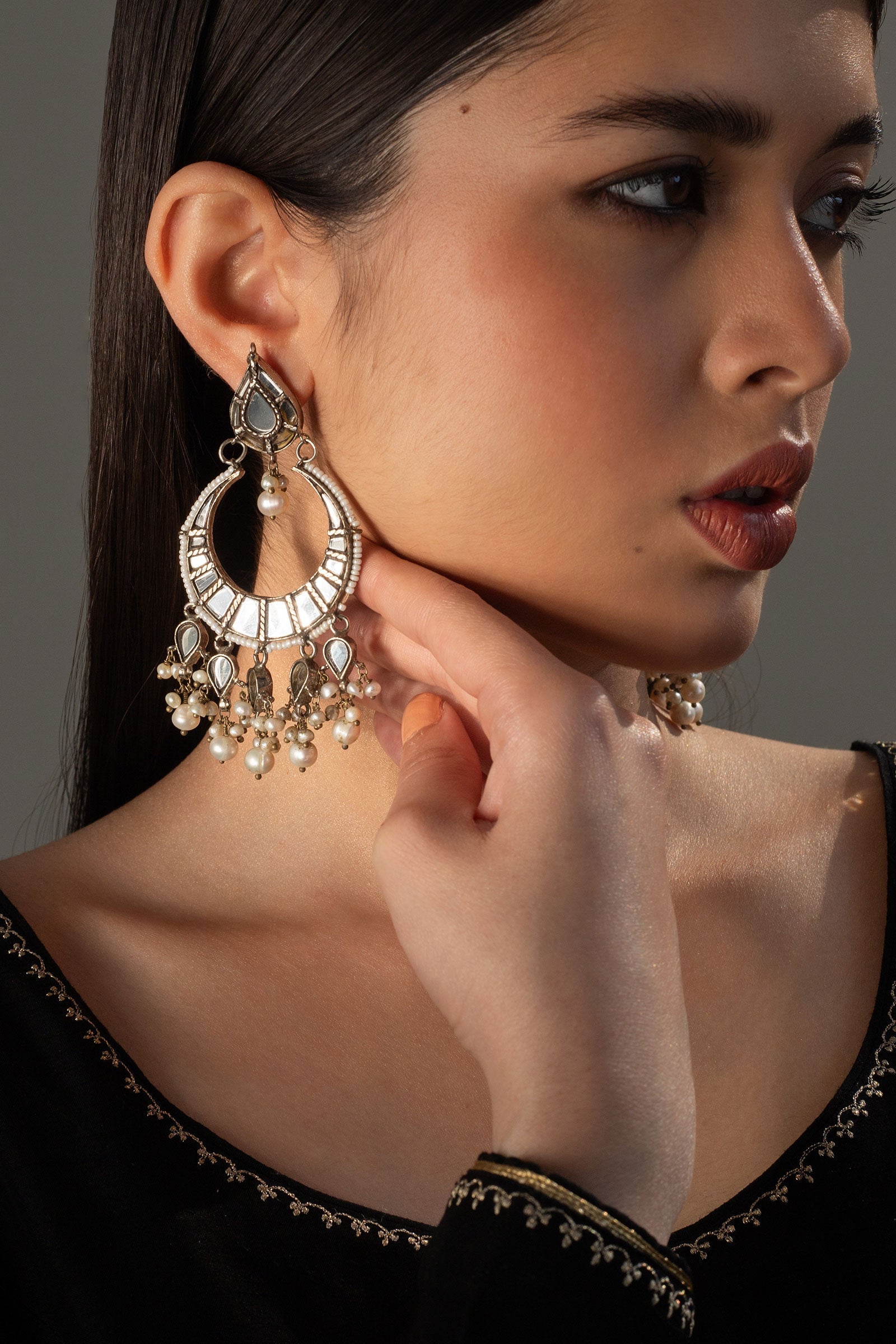 https://cdn.shopify.com/s/files/1/0340/8376/6405/files/SILVERPLATEDHALFMOONEARRINGS1_1037b253-99fa-461e-9372-c59cb7378745.jpg?v=1746442659