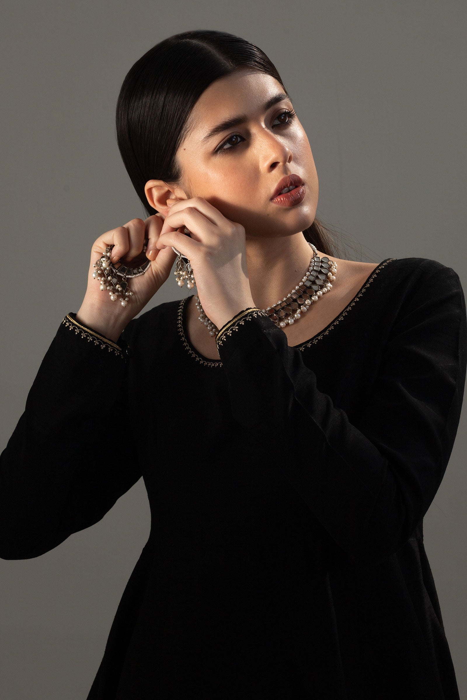 https://cdn.shopify.com/s/files/1/0340/8376/6405/files/SILVERPLATEDKUNDANCHOKER2.jpg?v=1702378894