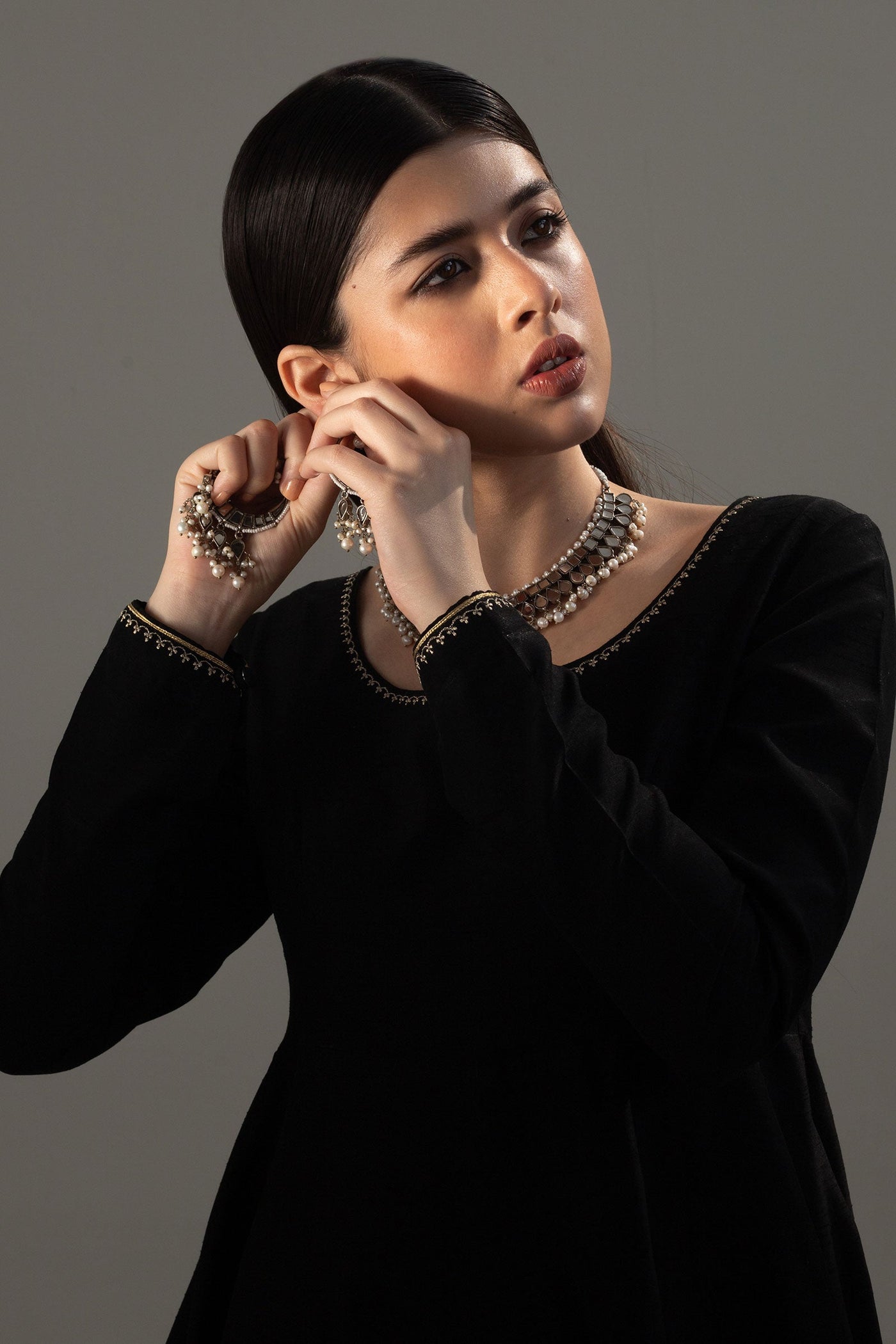 https://cdn.shopify.com/s/files/1/0340/8376/6405/files/SILVERPLATEDKUNDANCHOKER2.jpg?v=1702378894