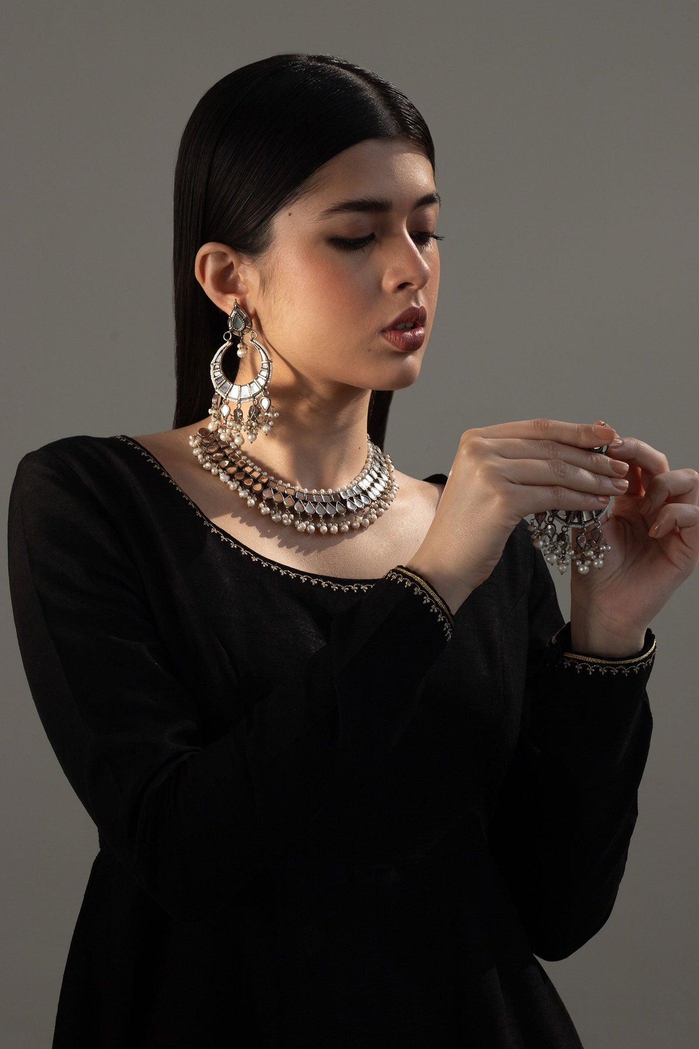 https://cdn.shopify.com/s/files/1/0340/8376/6405/files/SILVERPLATEDKUNDANCHOKER3.jpg?v=1702378894