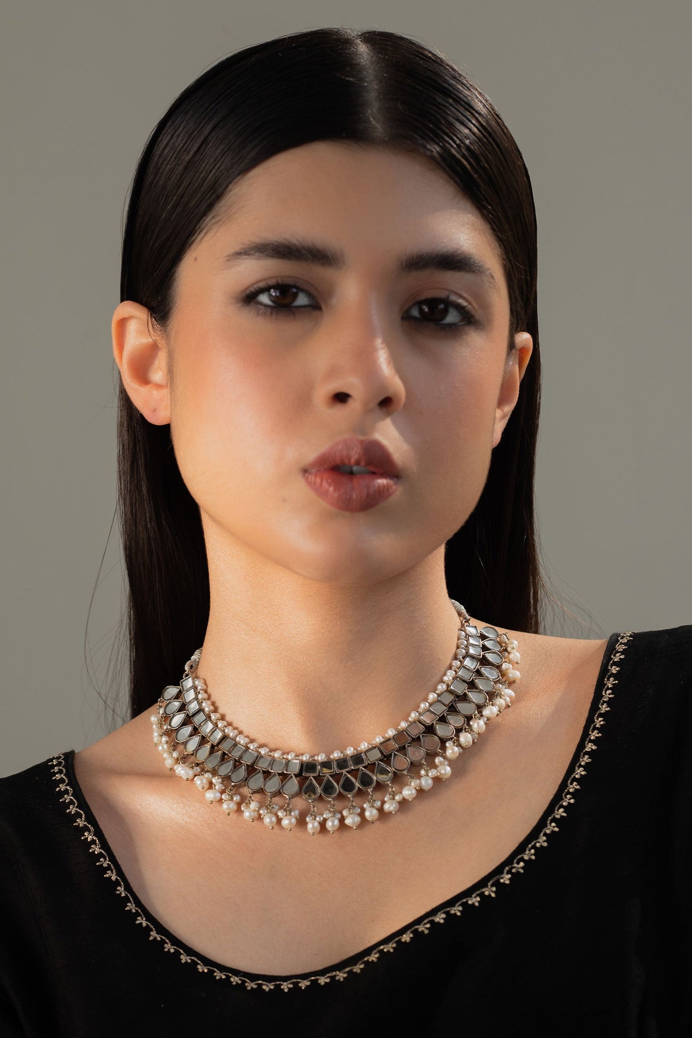 https://cdn.shopify.com/s/files/1/0340/8376/6405/files/SILVERPLATEDKUNDANCHOKER.jpg?v=1702378894