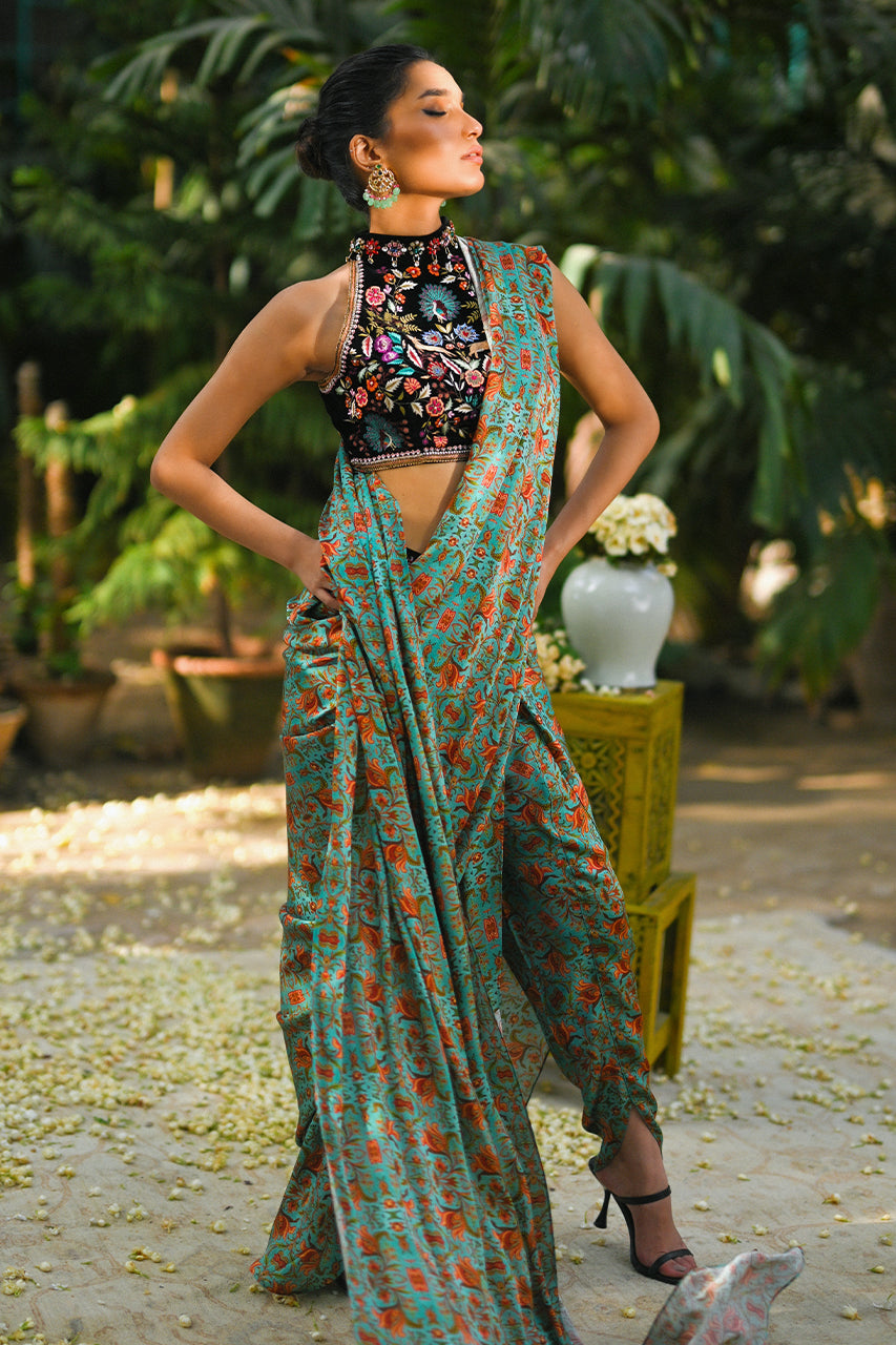 https://cdn.shopify.com/s/files/1/0588/3661/5221/products/SM2MEHLUMSADRIWALA-168.jpg?v=1694608521