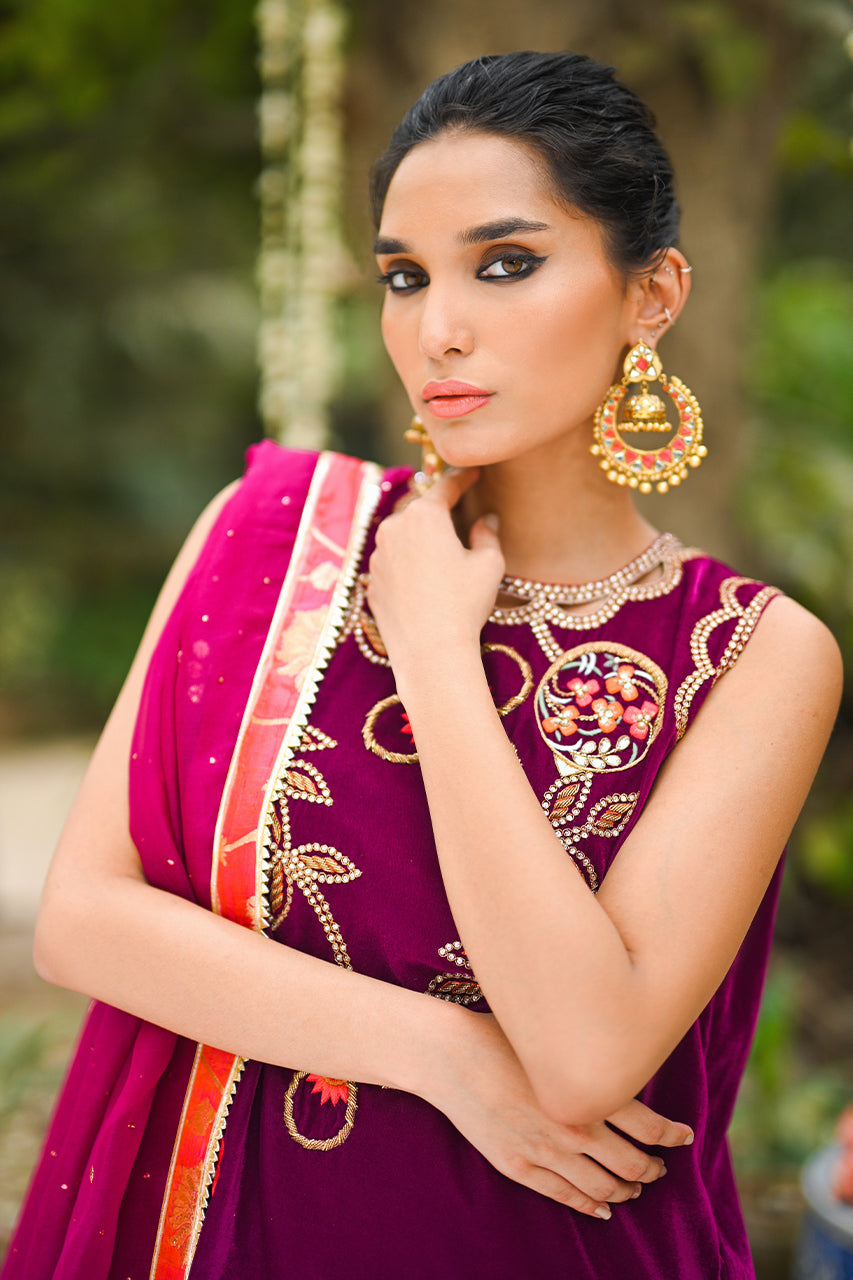 https://cdn.shopify.com/s/files/1/0588/3661/5221/products/SM2MEHLUMSADRIWALA-41.jpg?v=1694608561
