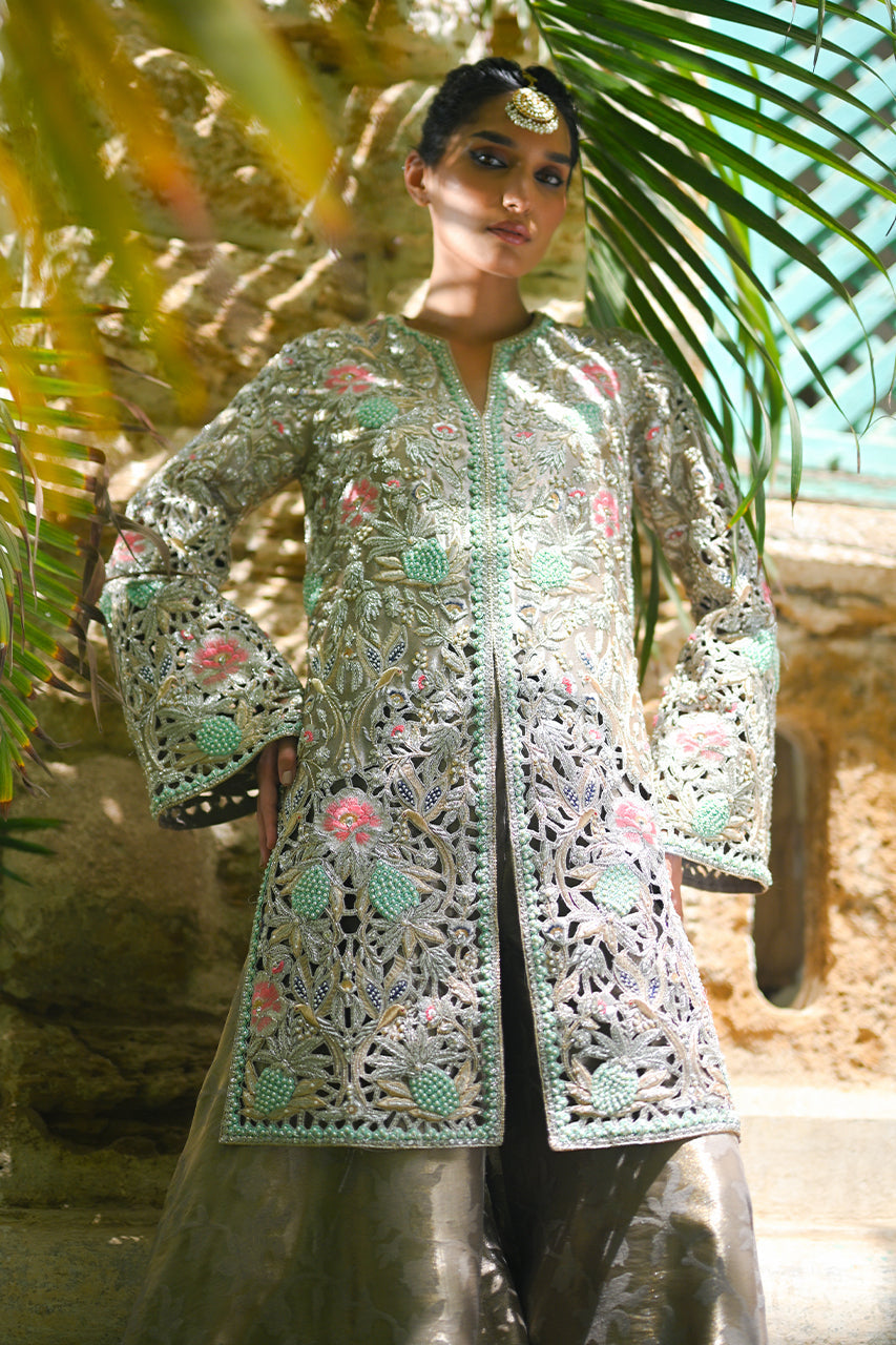 https://cdn.shopify.com/s/files/1/0588/3661/5221/products/SM2MEHLUMSADRIWALA-65.jpg?v=1694522892