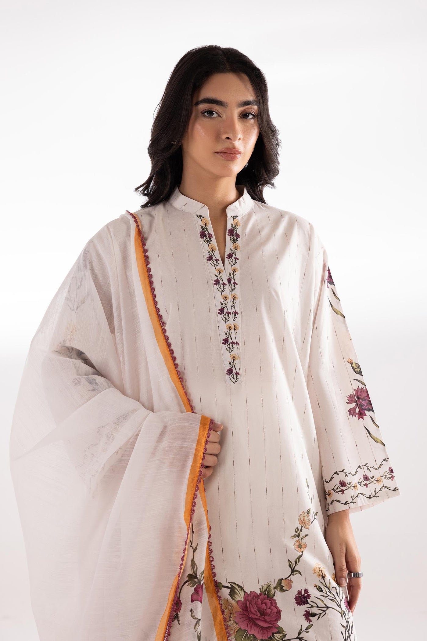 sana-safinaz-pool-97787896