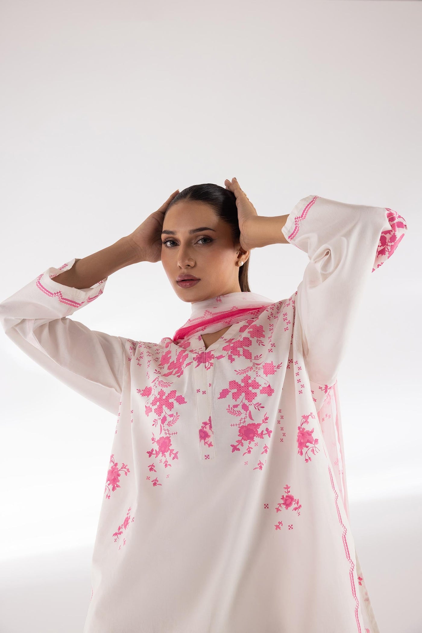 sana-safinaz-pool-53950713