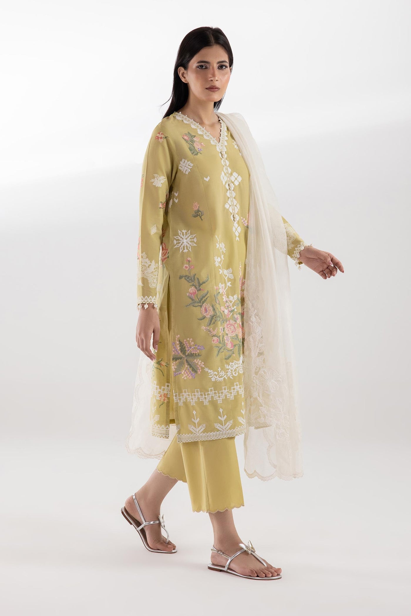 sana-safinaz-pool-33422615