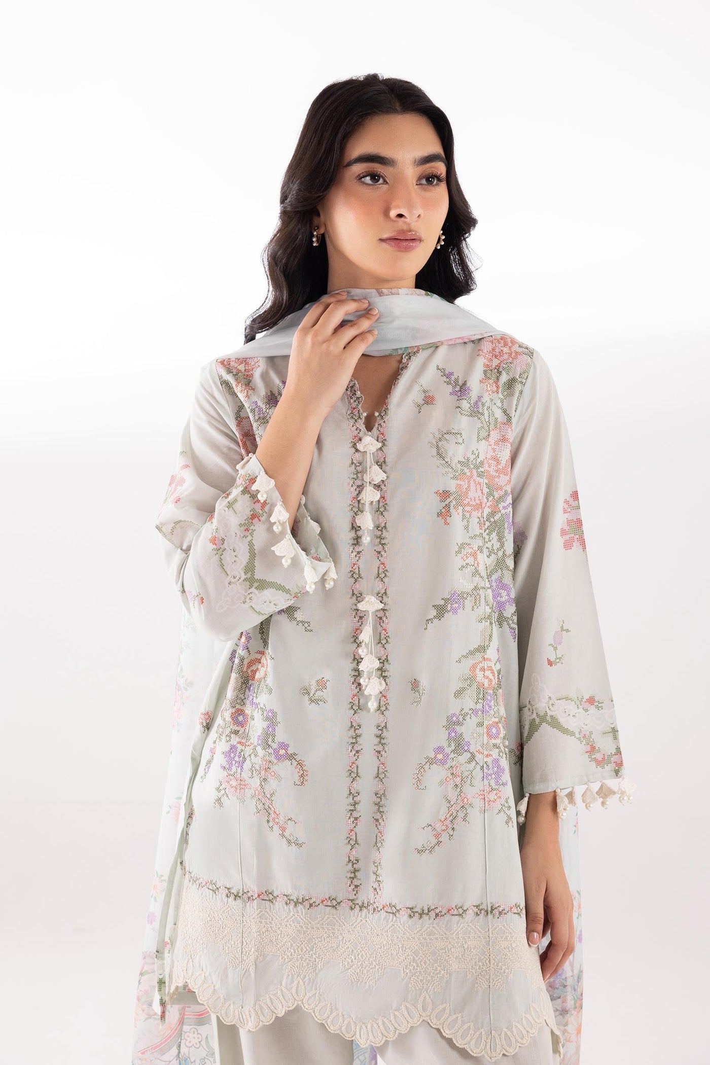 sana-safinaz-pool-49204878