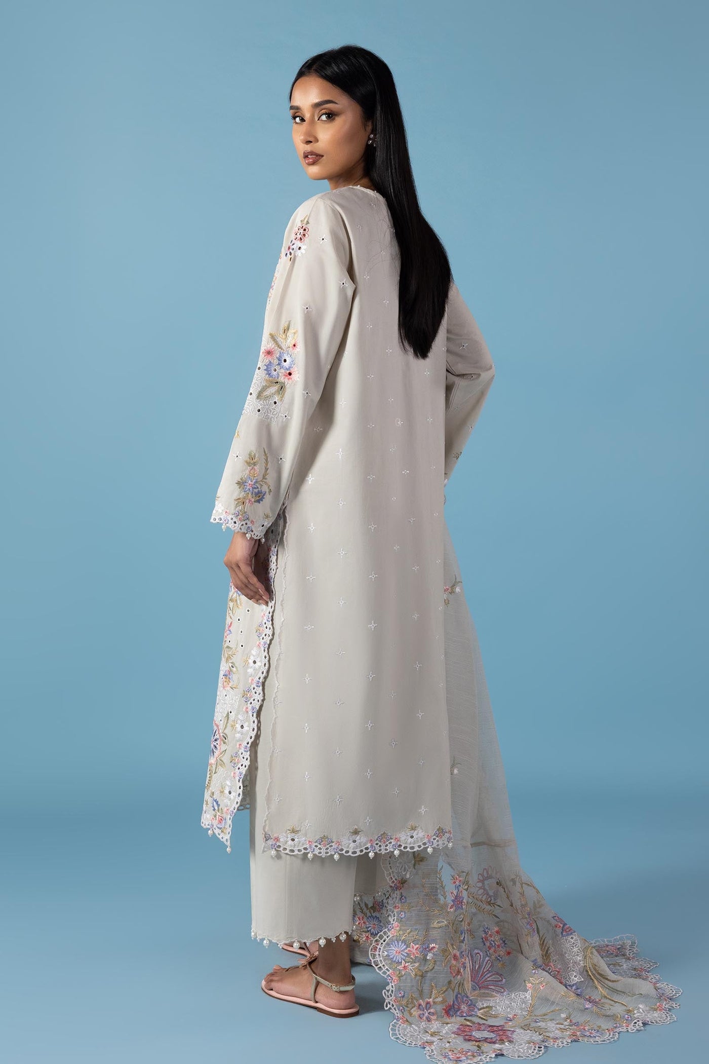 sana-safinaz-pool-52310241