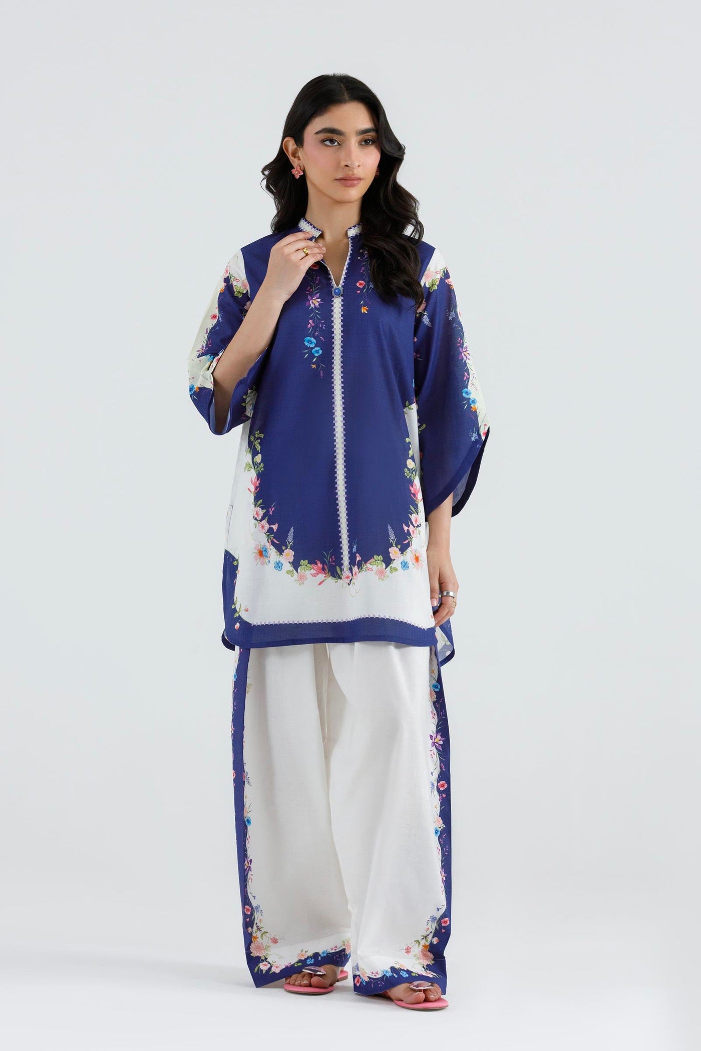 sana-safinaz-pool-37678540