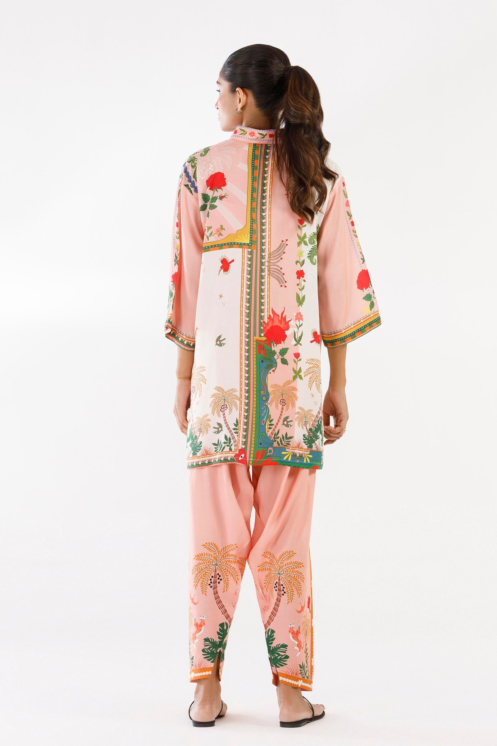 sana-safinaz-pool-47701807