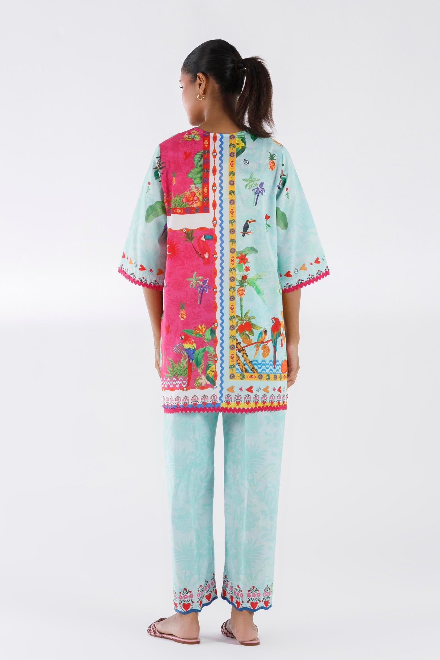 sana-safinaz-pool-39871201