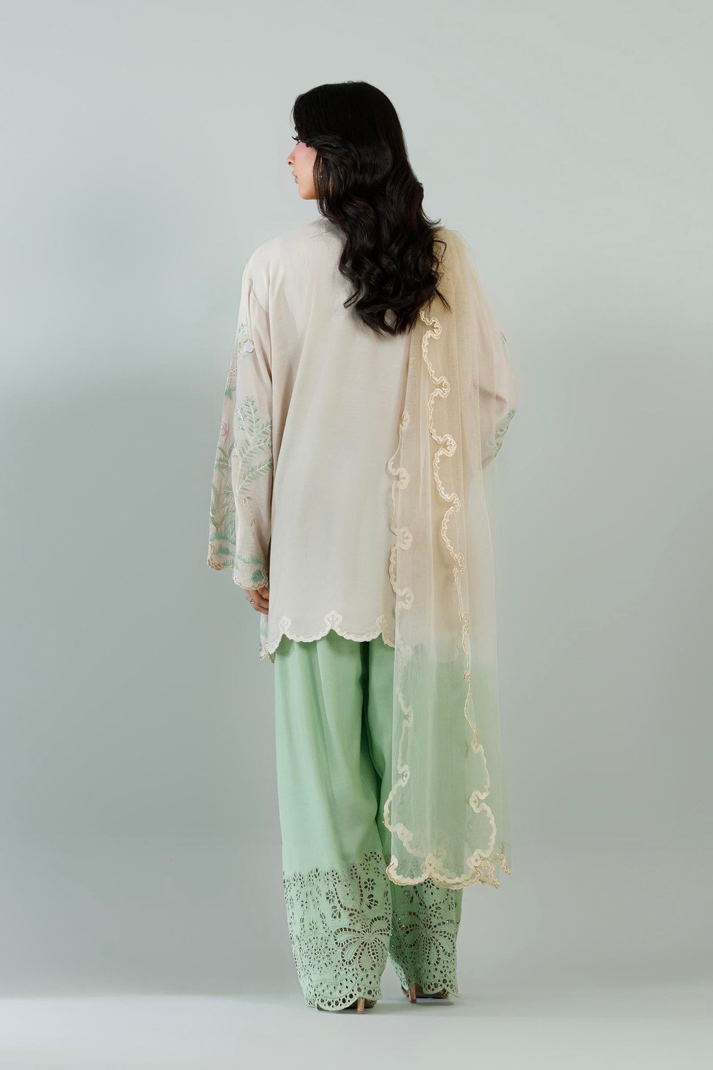 sana-safinaz-pool-80487658