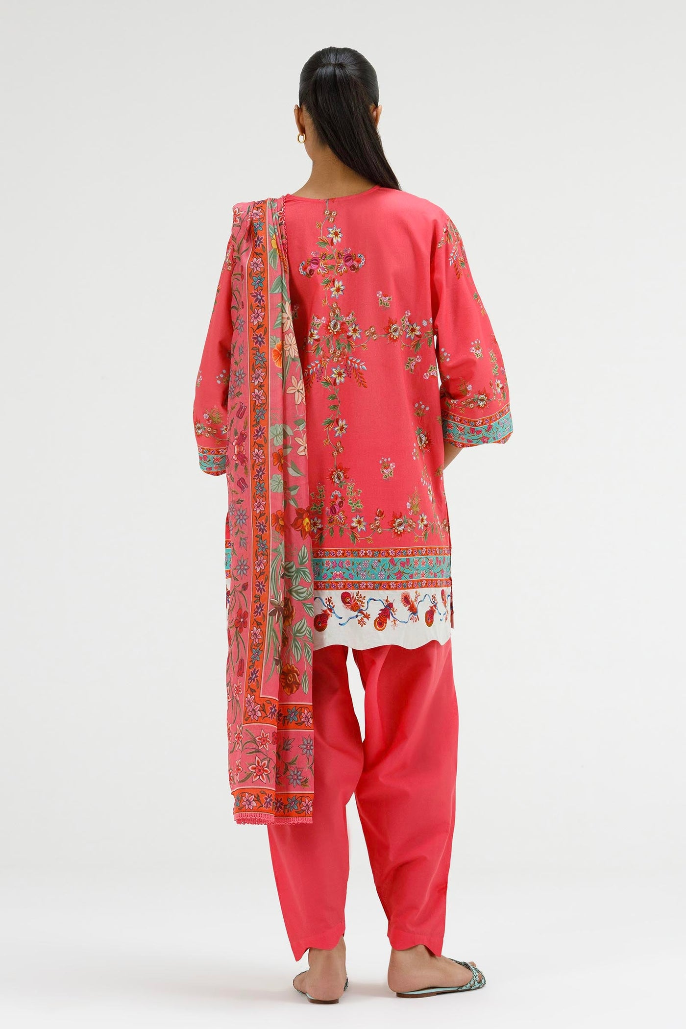 sana-safinaz-pool-79796003