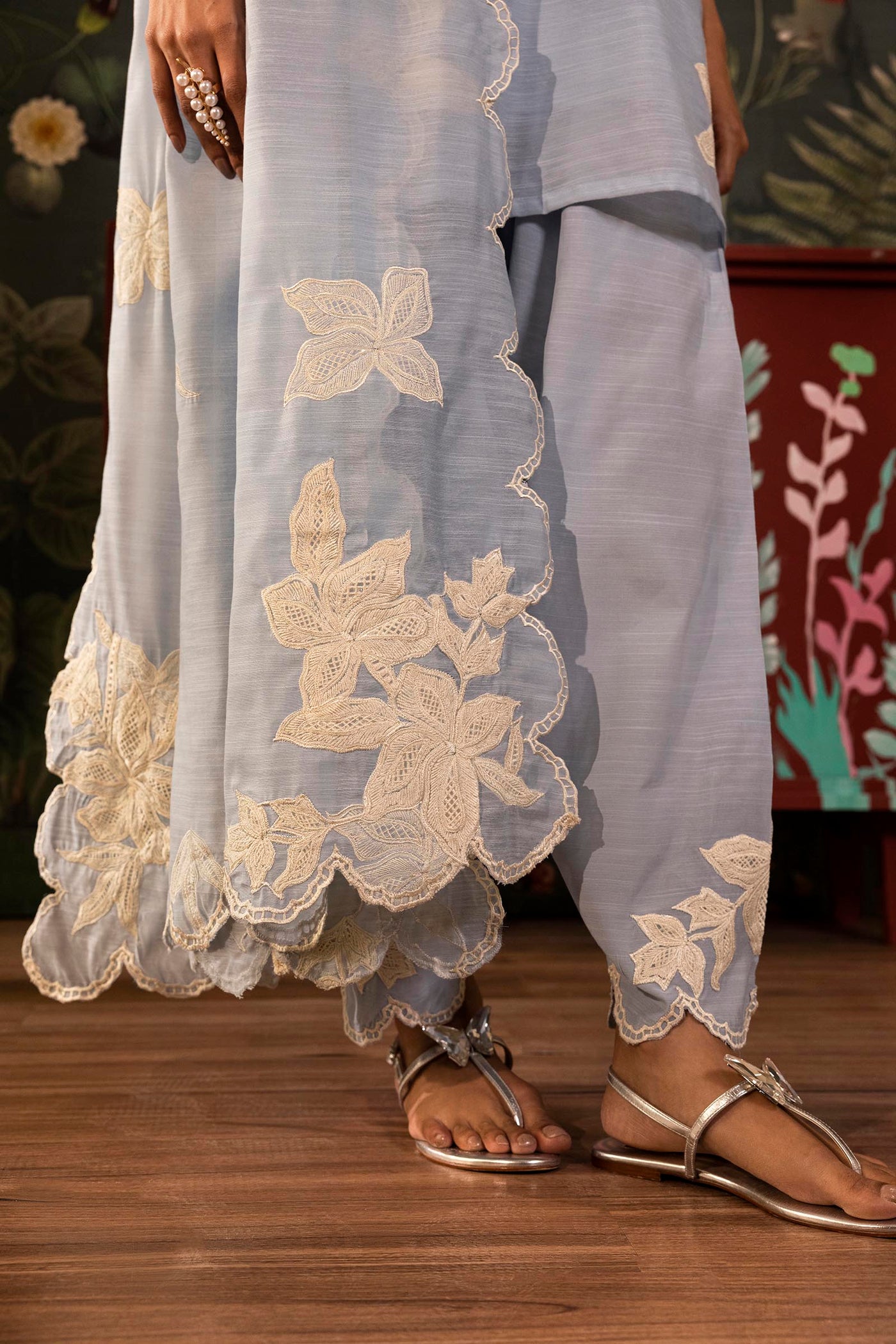 https://cdn.shopify.com/s/files/1/0740/1753/8280/files/SS26SGE447P3_17.jpg?v=1779262536