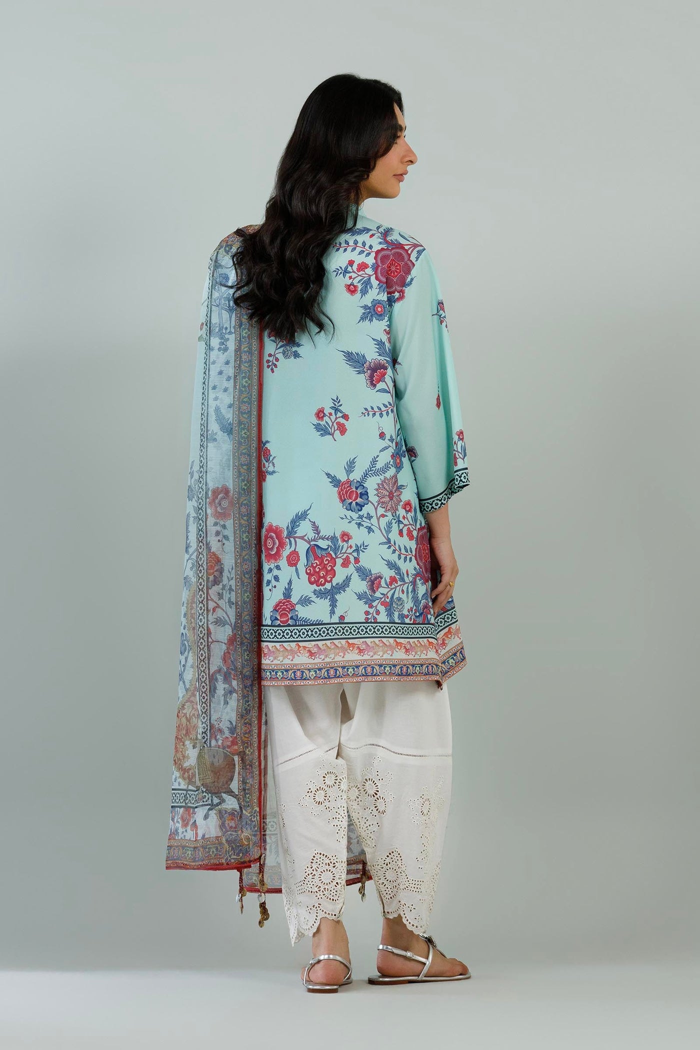sana-safinaz-pool-34256500