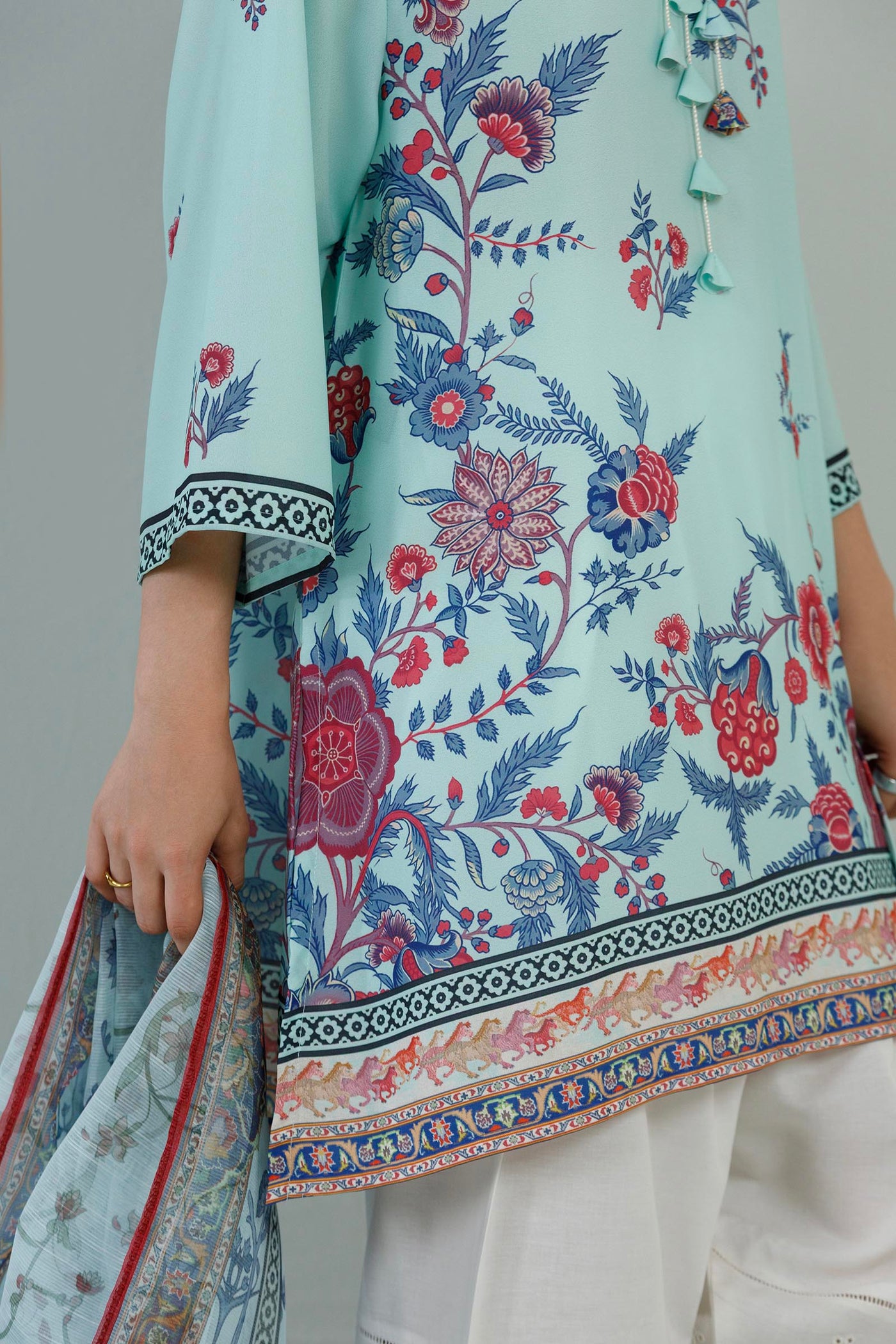sana-safinaz-pool-95683941