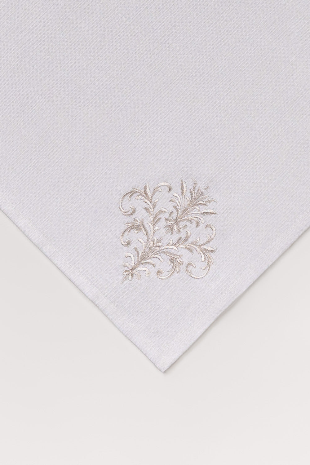 https://cdn.shopify.com/s/files/1/0706/3253/8159/files/Sand2pcsembroiderednapkinset_3.jpg?v=1780745040