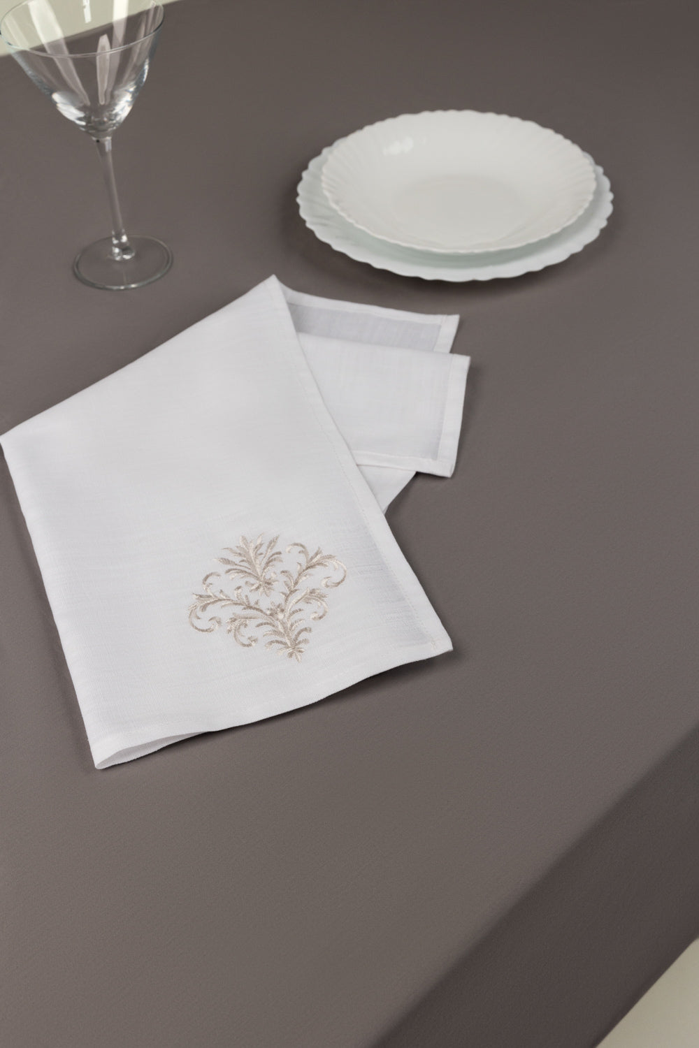 https://cdn.shopify.com/s/files/1/0706/3253/8159/files/Sand2pcsembroiderednapkinset_5.jpg?v=1780745040