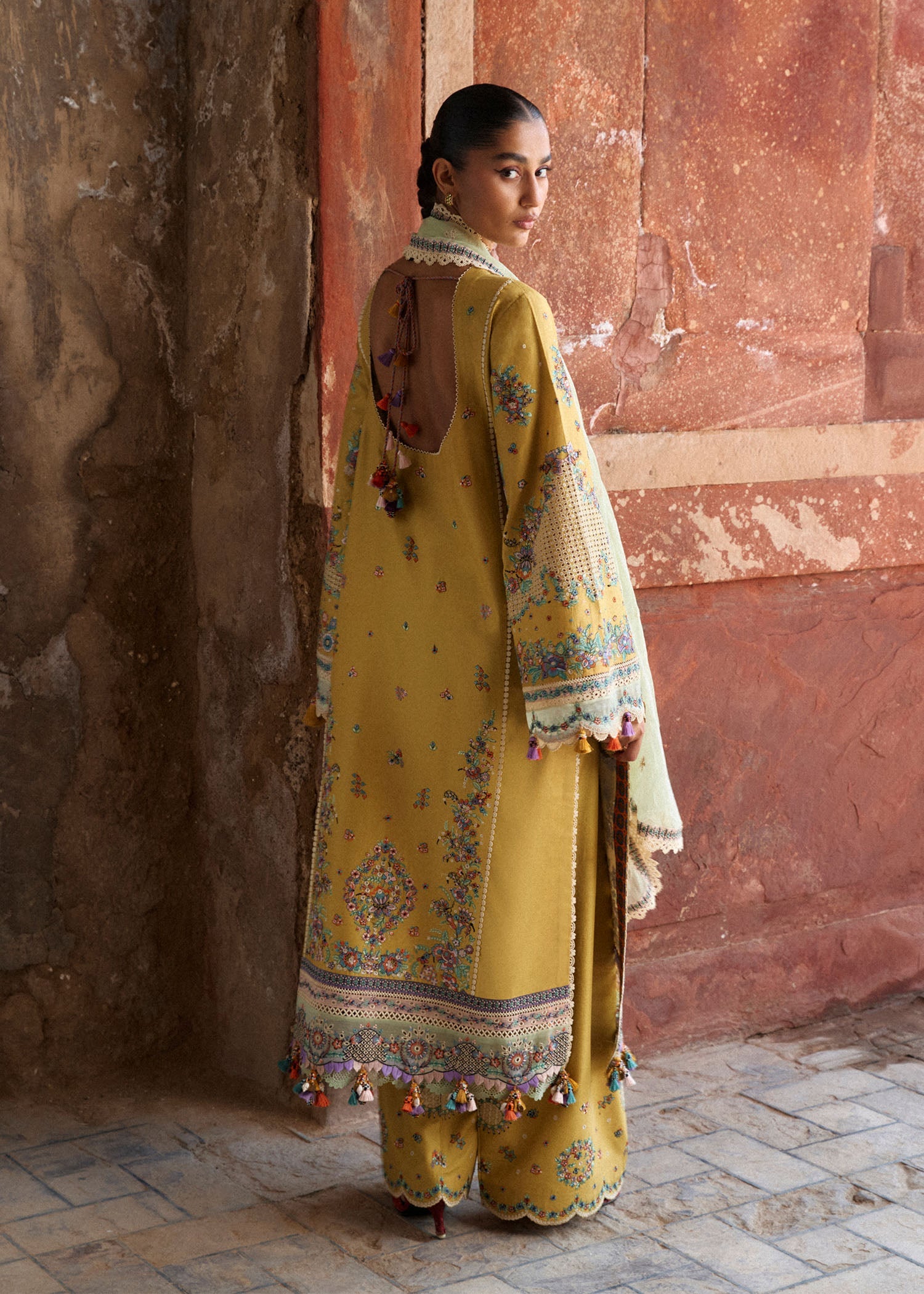 https://cdn.shopify.com/s/files/1/0016/9476/1035/files/Sari_1.jpg?v=1777014340
