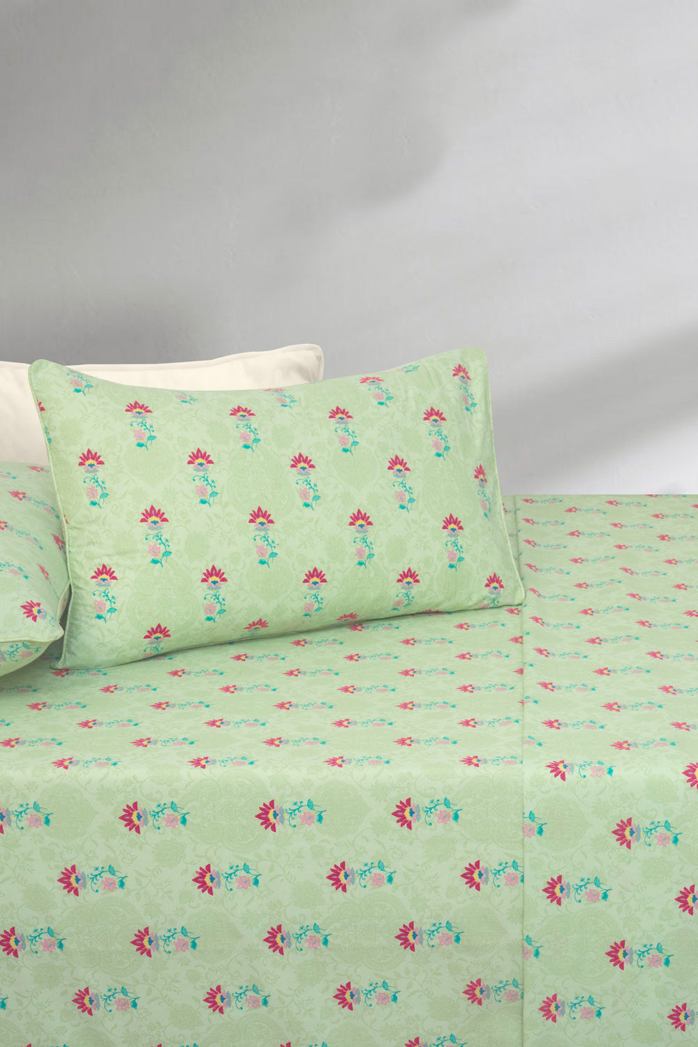 https://cdn.shopify.com/s/files/1/0706/3253/8159/files/SeacrestSheetset002.jpg?v=1773814294