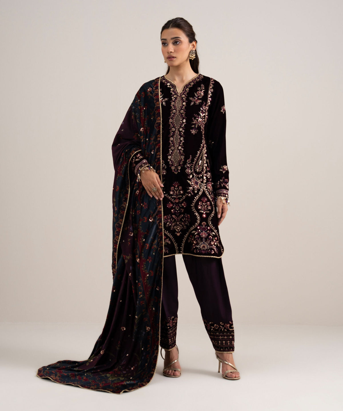 3 Piece - Embroidered Velvet Suit U3PELXS26V82