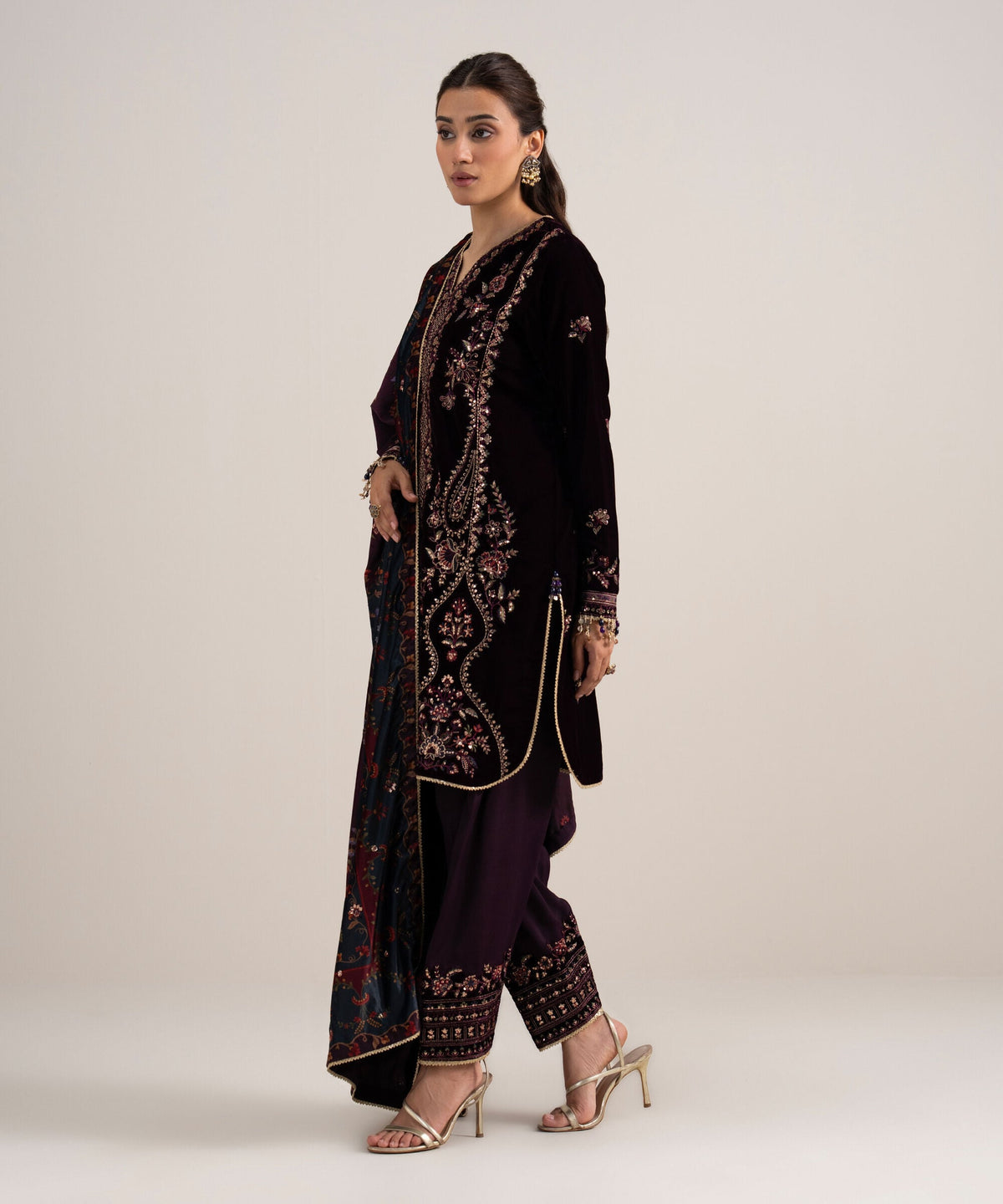 3 Piece - Embroidered Velvet Suit U3PELXS26V82