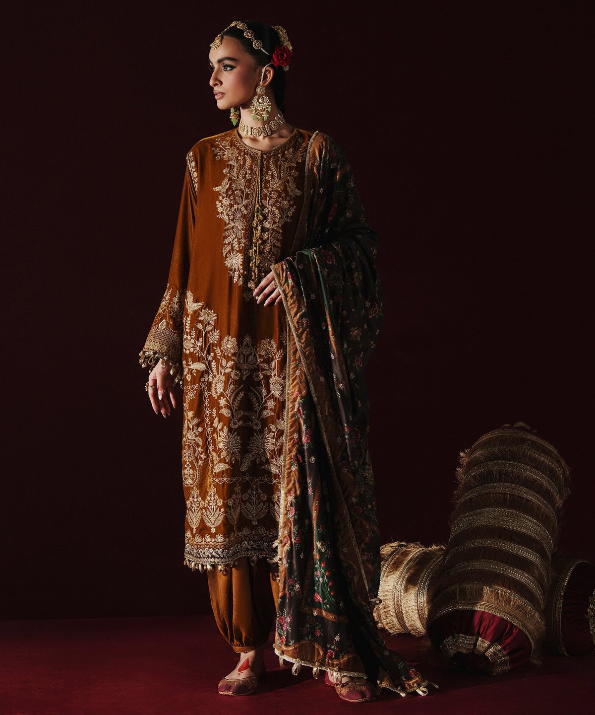 3 Piece - Embroidered Velvet Suit U3PELXS26V86
