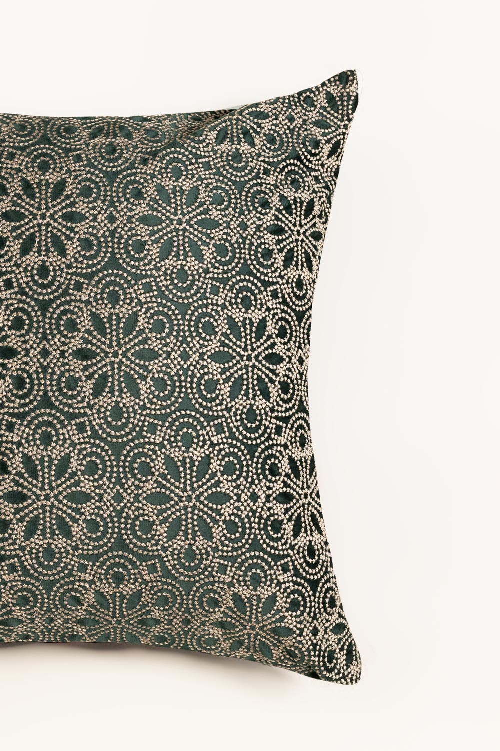 Vec -26-17 Velvet Embroidered Cushion Cover