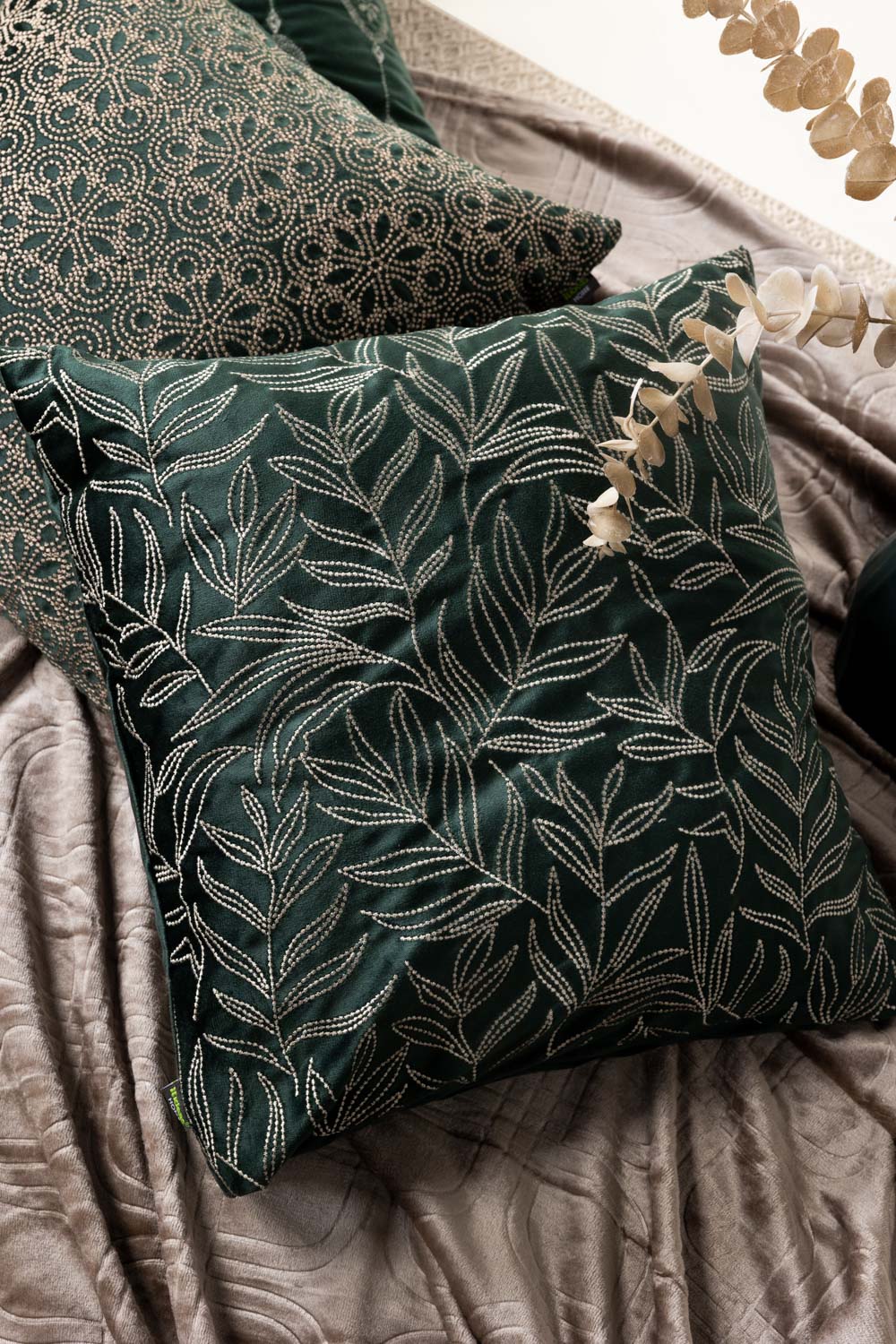 Vec -26-18 Velvet Embroidered Cushion Cover