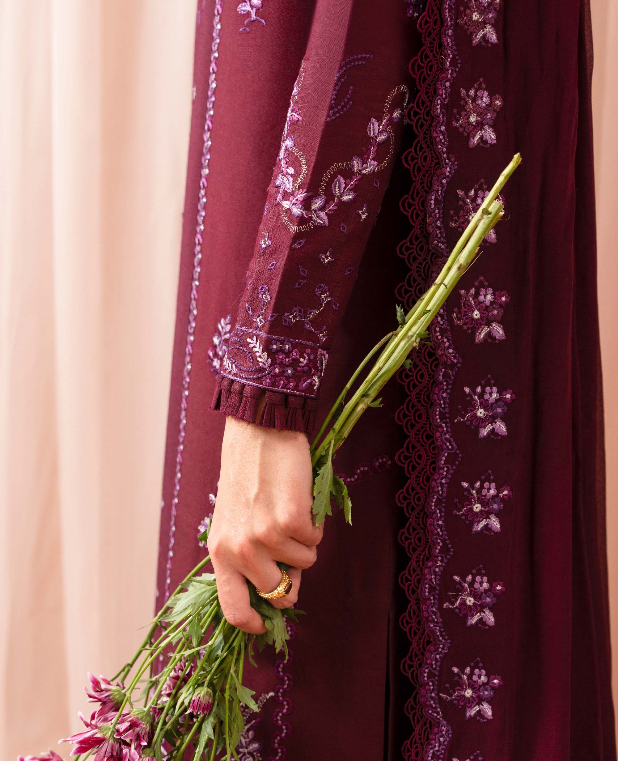 https://cdn.shopify.com/s/files/1/0264/6795/8858/files/Velour_4.jpg?v=1767013925