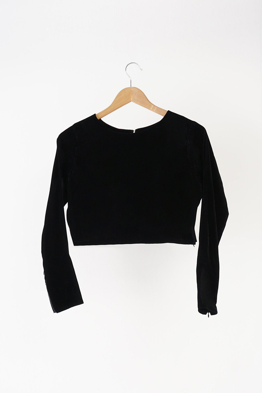 https://cdn.shopify.com/s/files/1/0611/8585/1568/products/W.FW22.103.T-4.jpg?v=1736337323