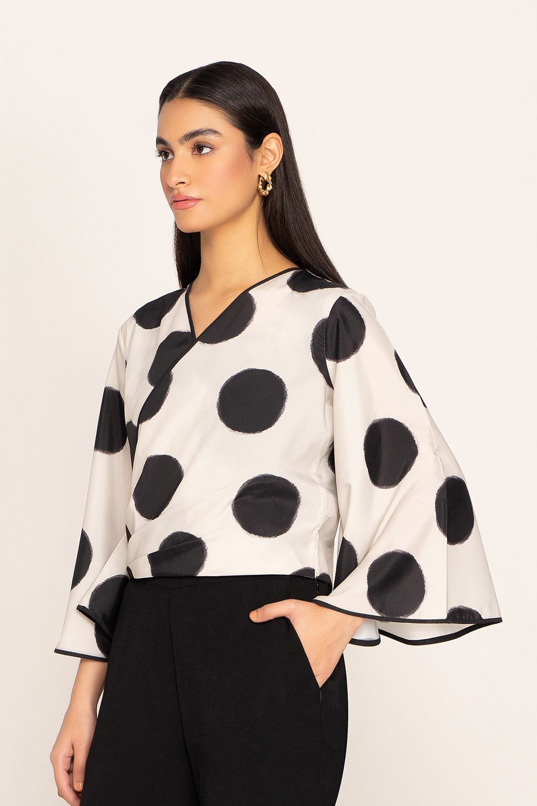 https://cdn.shopify.com/s/files/1/0611/8585/1568/products/W.FW22.130.T-2.jpg?v=1736337324