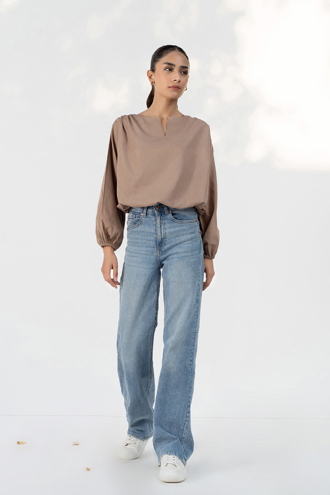 https://cdn.shopify.com/s/files/1/0611/8585/1568/products/W.FW22.142.T-1.jpg?v=1736337396