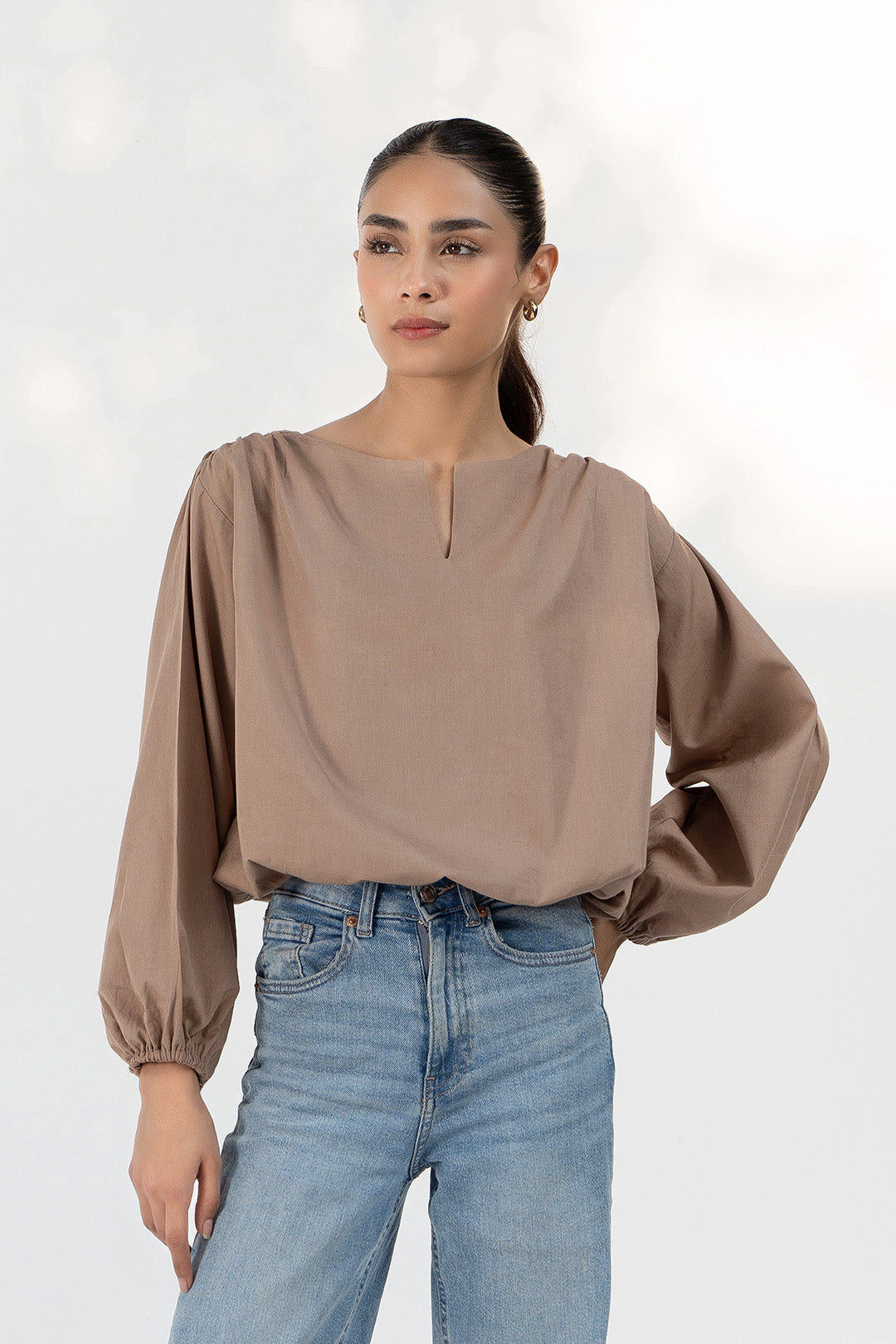https://cdn.shopify.com/s/files/1/0611/8585/1568/products/W.FW22.142.T-2.jpg?v=1736337396