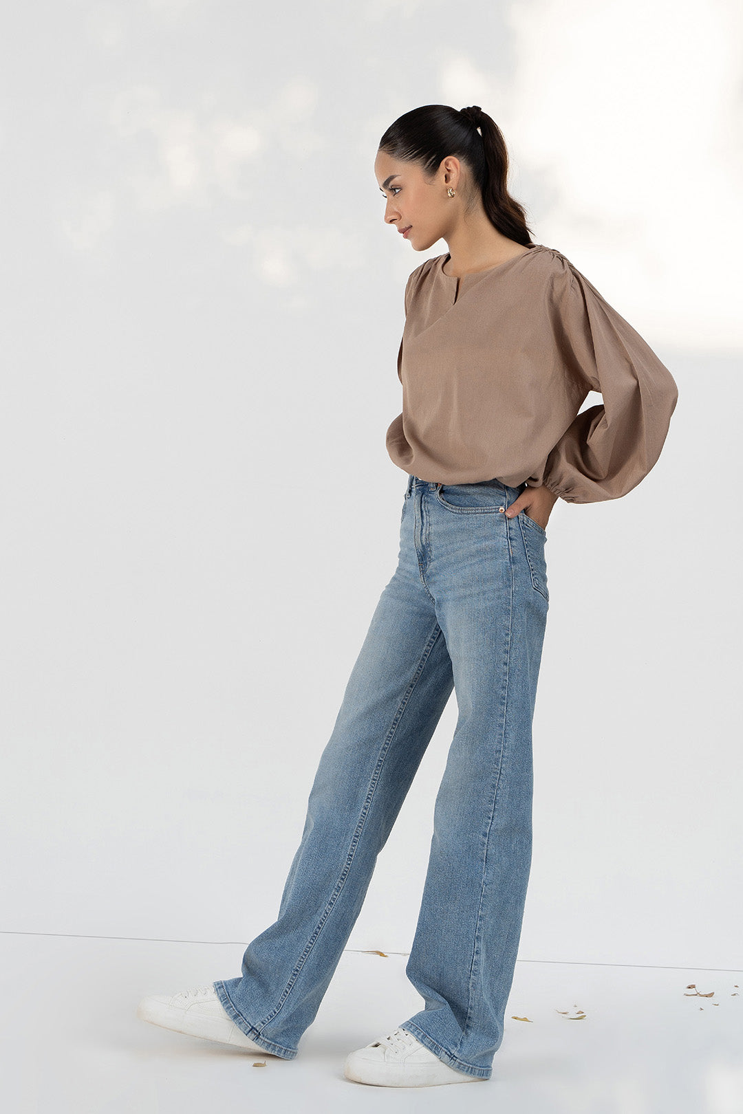 https://cdn.shopify.com/s/files/1/0611/8585/1568/products/W.FW22.142.T-3.jpg?v=1736337396
