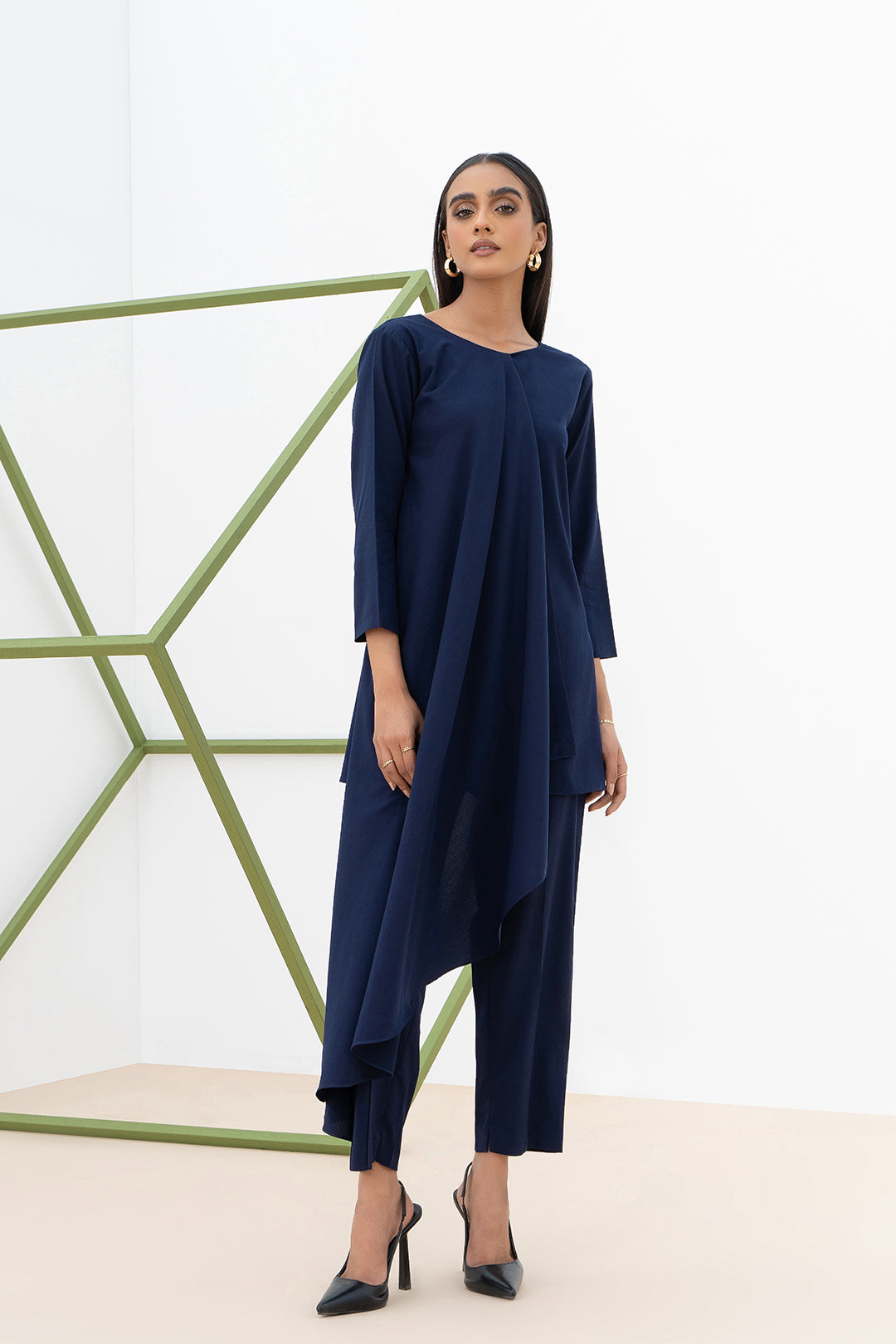 https://cdn.shopify.com/s/files/1/0611/8585/1568/products/W.FW22.165.T-1.jpg?v=1736337356