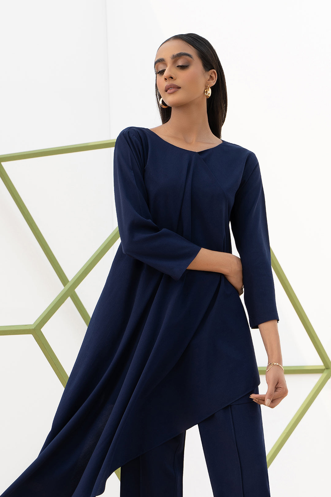 https://cdn.shopify.com/s/files/1/0611/8585/1568/products/W.FW22.165.T-2.jpg?v=1736337356
