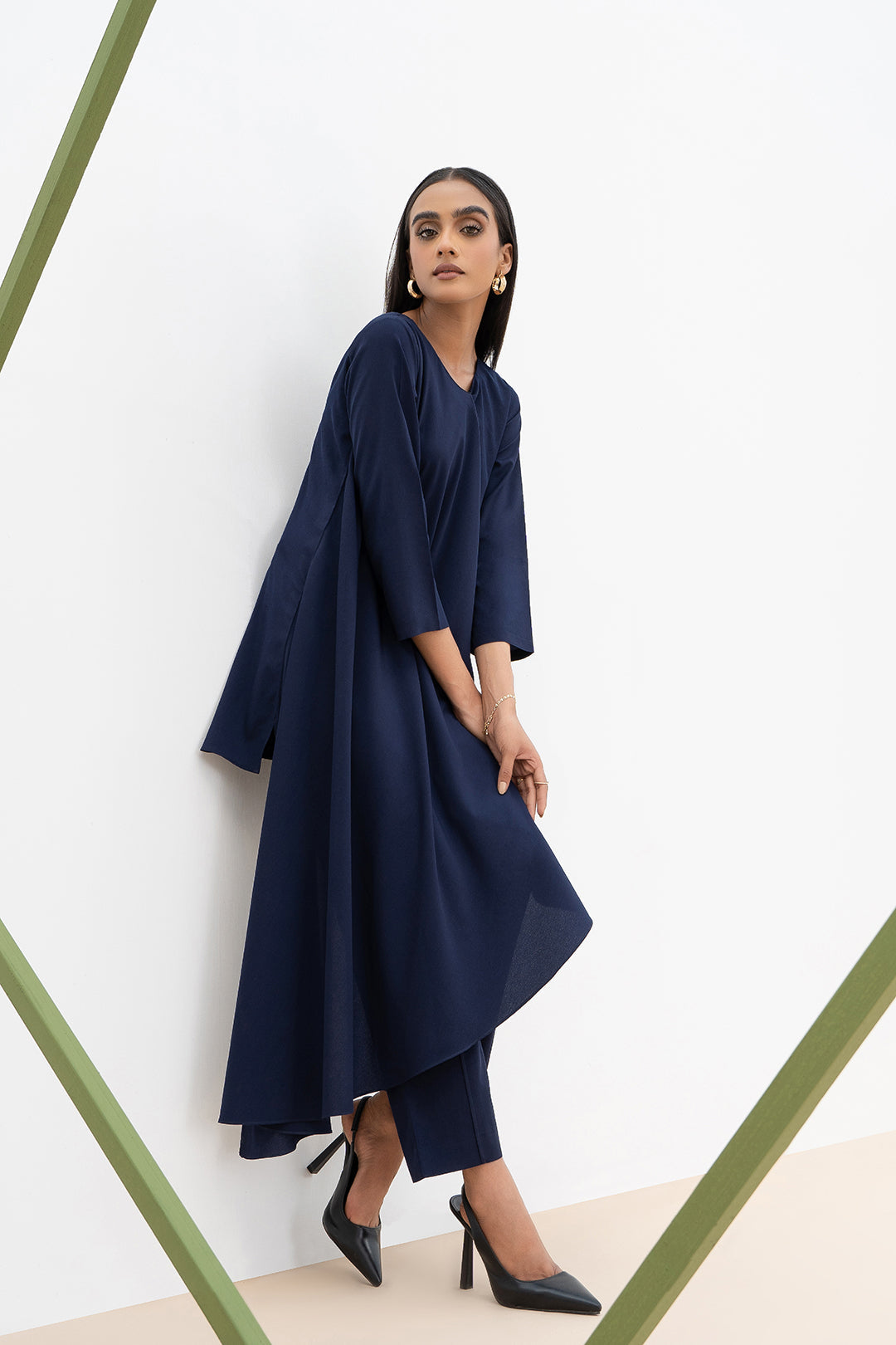 https://cdn.shopify.com/s/files/1/0611/8585/1568/products/W.FW22.165.T-3.jpg?v=1736337356
