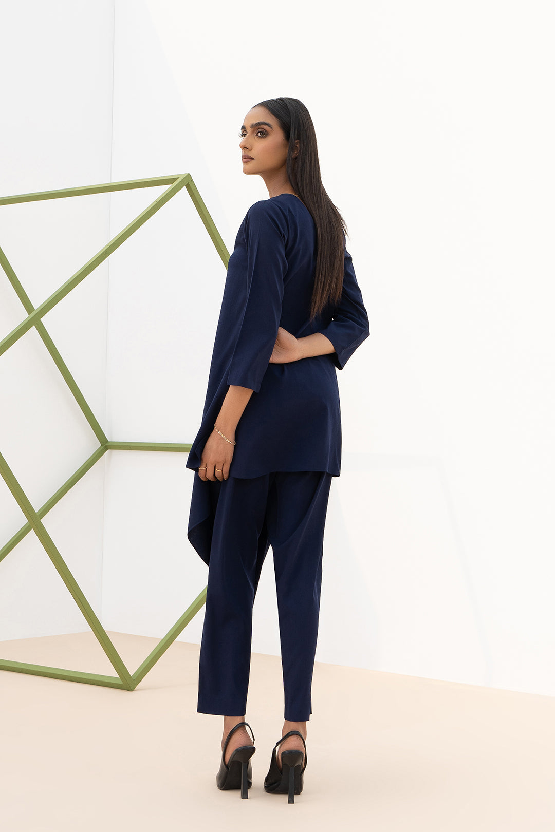 https://cdn.shopify.com/s/files/1/0611/8585/1568/products/W.FW22.165.T-4.jpg?v=1736337356