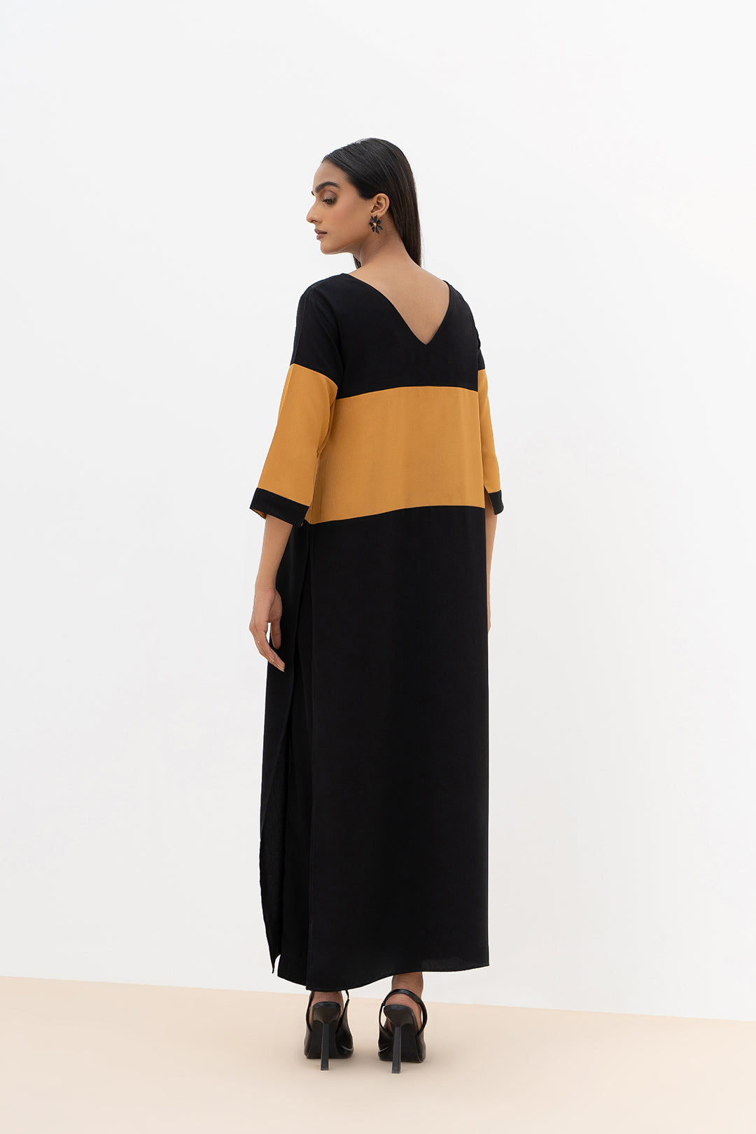 https://cdn.shopify.com/s/files/1/0611/8585/1568/products/W.FW22.166.T-4.jpg?v=1736337355