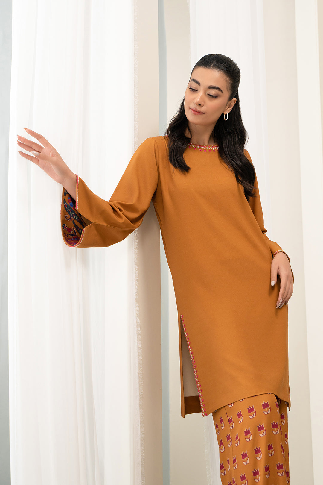 https://cdn.shopify.com/s/files/1/0611/8585/1568/products/W.FW22.376.T-2.jpg?v=1736336808