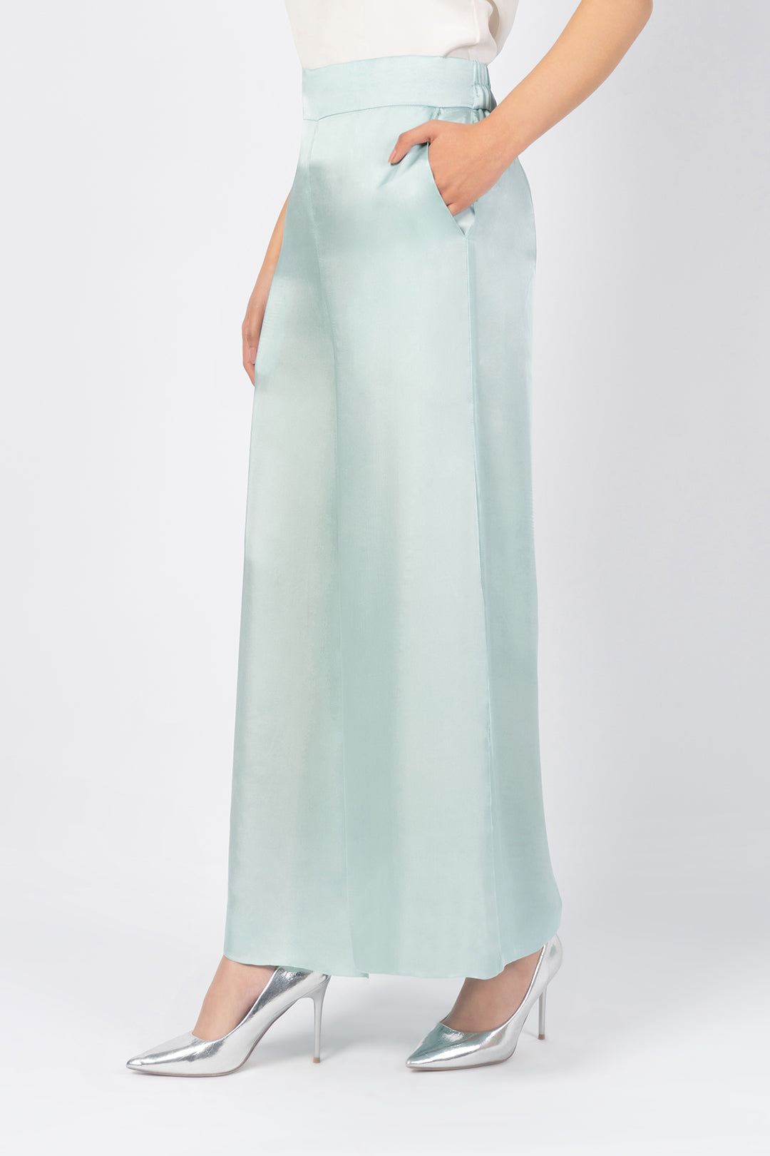 Naimal Khawar Abbasi In The Eris Organza Cape