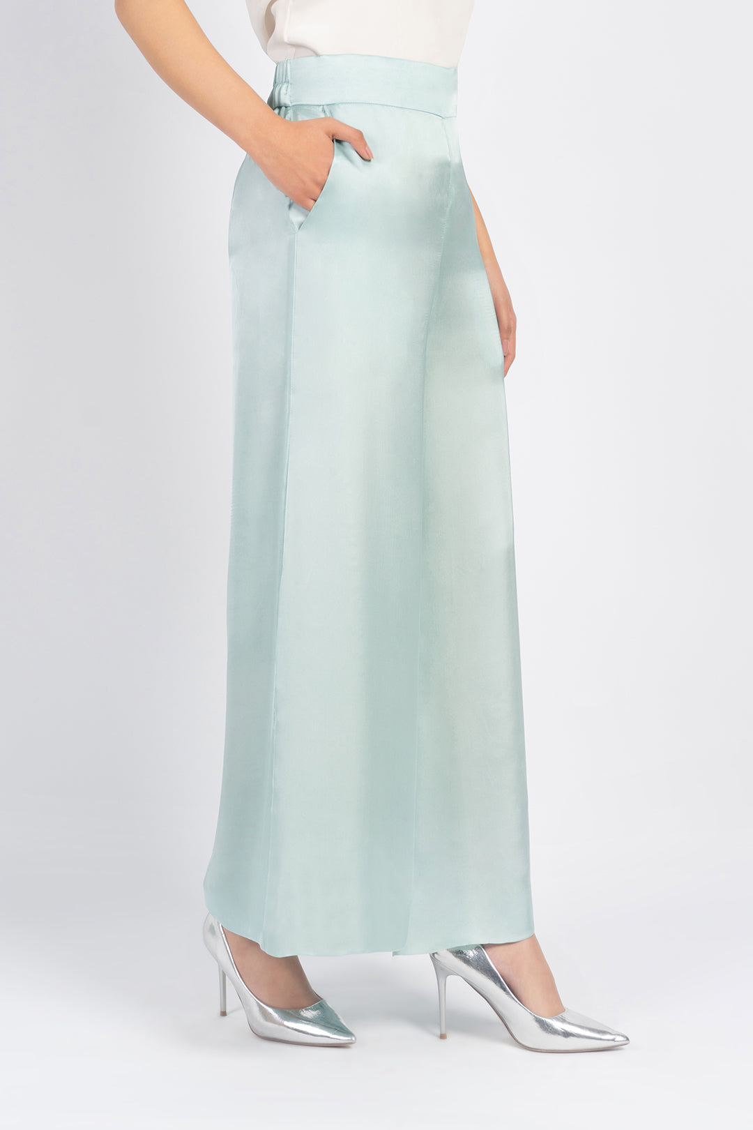 Naimal Khawar Abbasi In The Eris Organza Cape