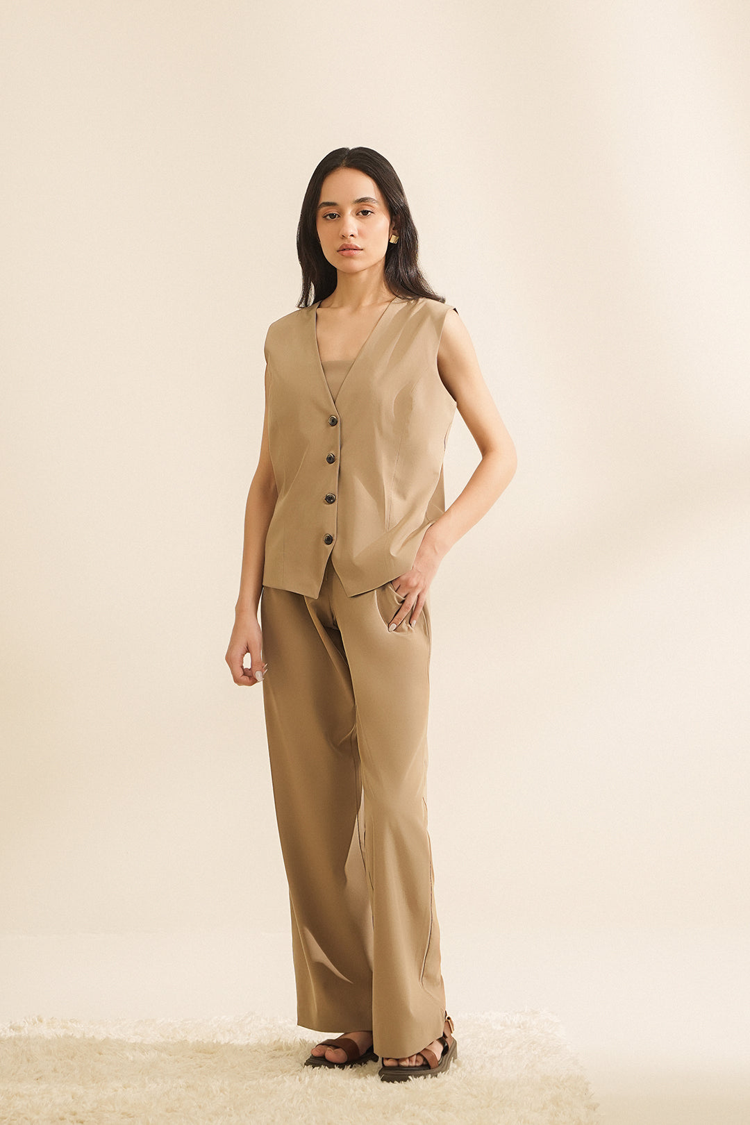 https://cdn.shopify.com/s/files/1/0611/8585/1568/files/W.FW23.212.T-1.jpg?v=1736335696