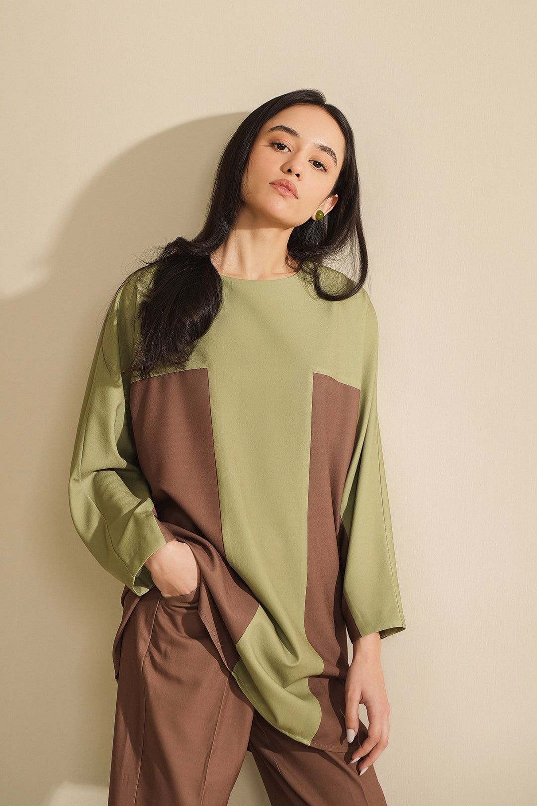 https://cdn.shopify.com/s/files/1/0611/8585/1568/files/W.FW23.223.T-2.jpg?v=1736335695