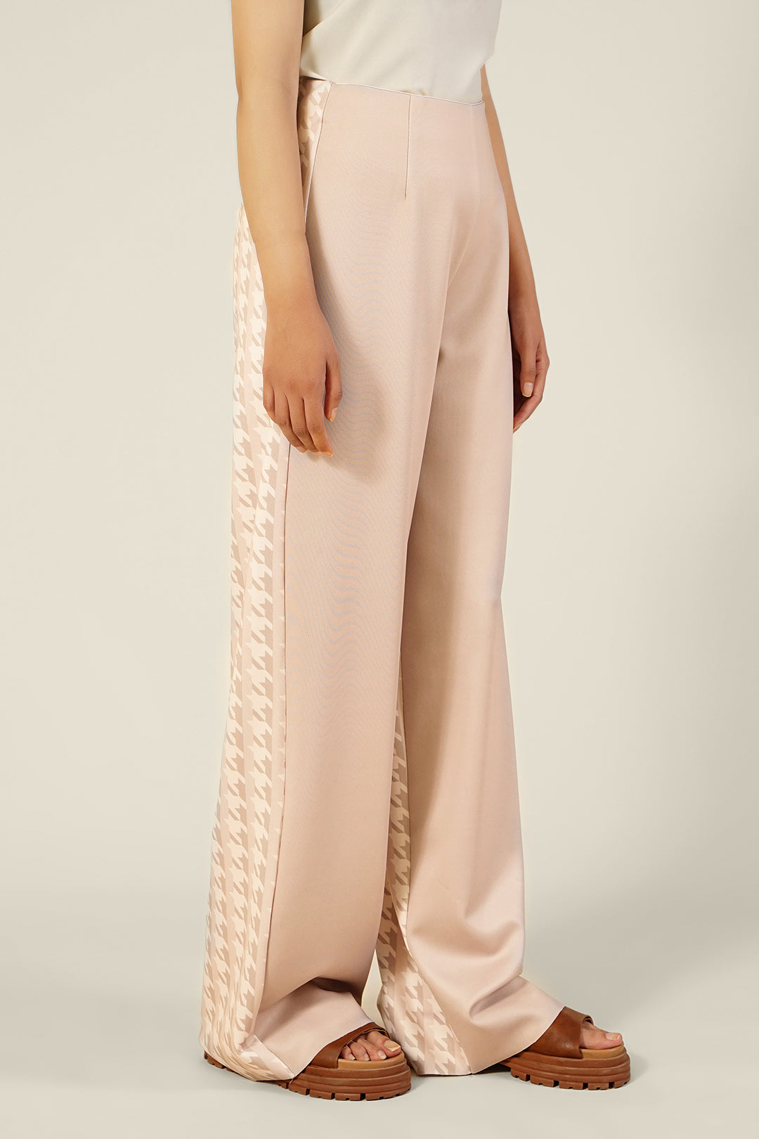 https://cdn.shopify.com/s/files/1/0611/8585/1568/files/W.FW23.261.P-2.jpg?v=1736335473