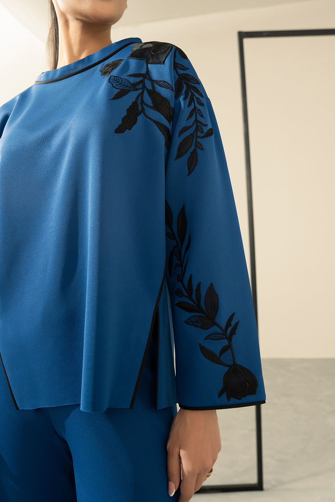 https://cdn.shopify.com/s/files/1/0611/8585/1568/files/W.FW23.372.T-2.jpg?v=1736335615