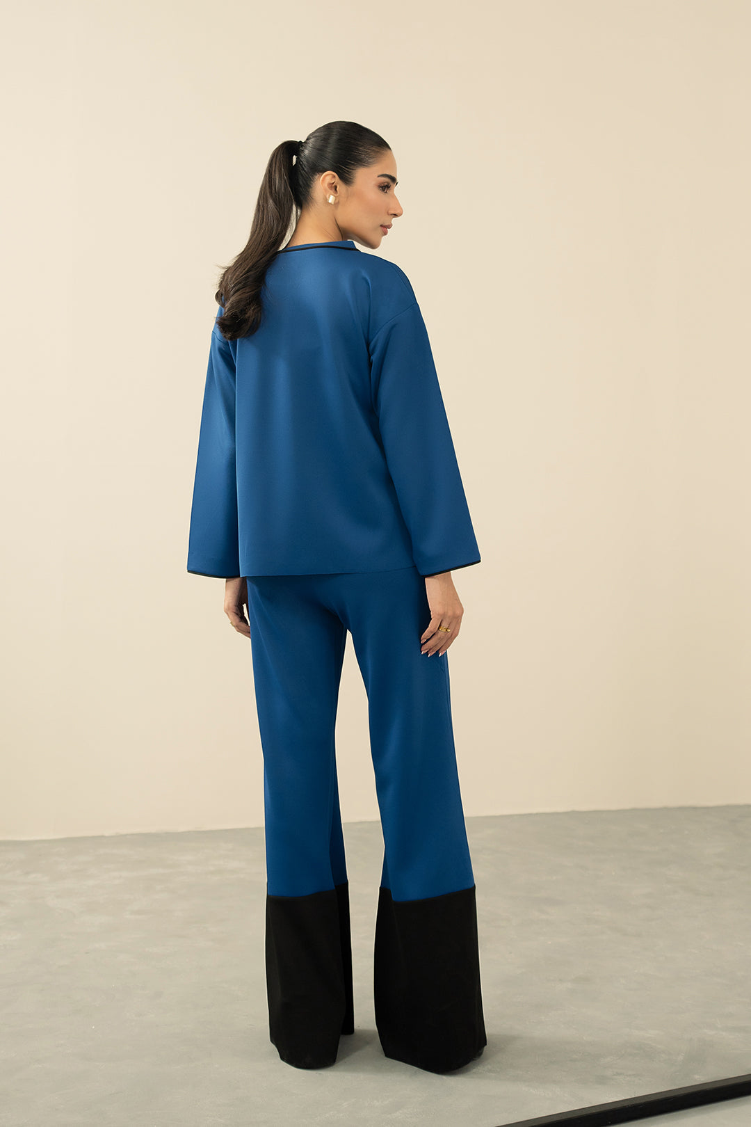 https://cdn.shopify.com/s/files/1/0611/8585/1568/files/W.FW23.372.T-4.jpg?v=1736335616