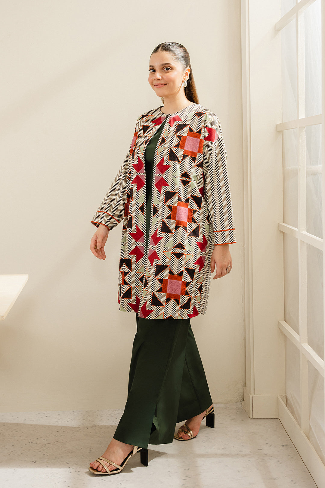 https://cdn.shopify.com/s/files/1/0611/8585/1568/files/W.FW24.091.T-3.jpg?v=1736334421
